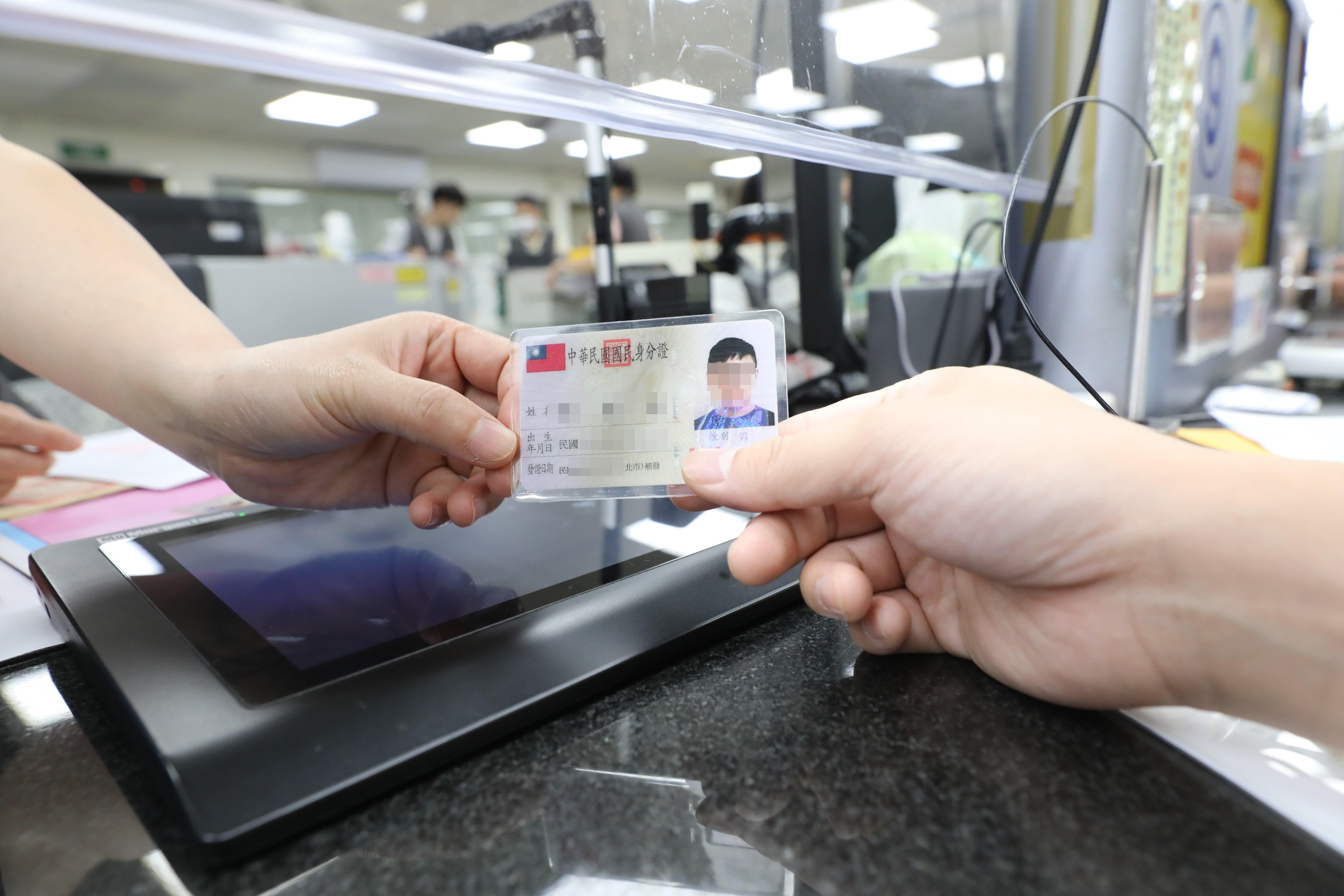 一名男子換發身分證要求拒載個資，遭到戶所拒絕後提告，法院竟准許部分可不用登載。（本刊資料照）