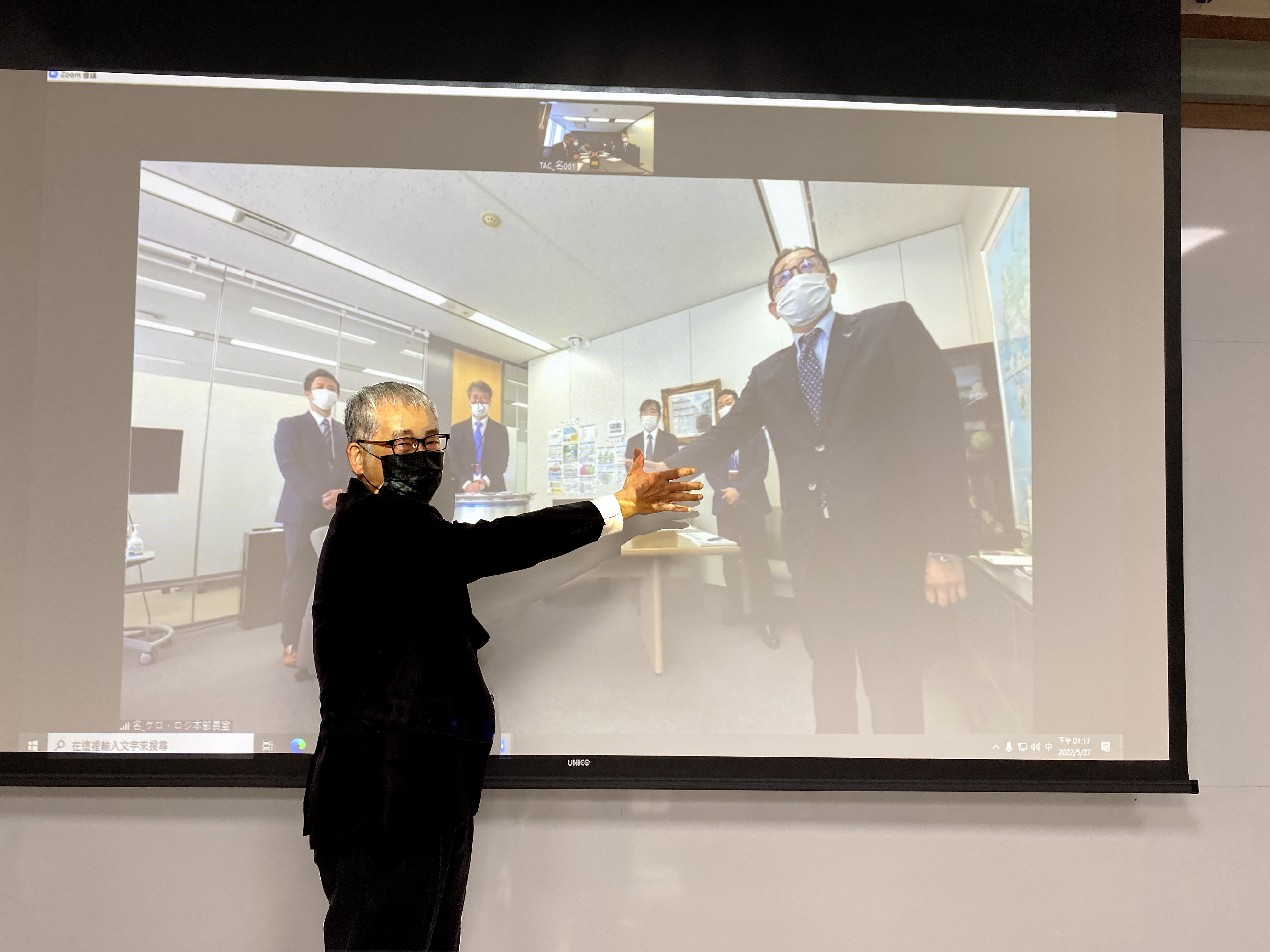 巧新科技與日系品牌大廠-豐田（TOYOTA）集團透過跨海視訊共同慶祝第1,000萬顆輪圈出貨紀念。（巧新提供）