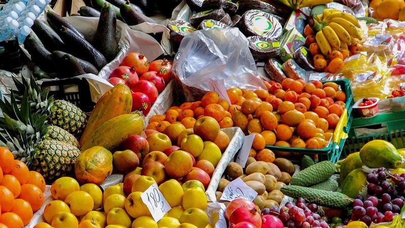 一名台大生發文透露,弟弟畢業學店後選擇創業賣水果,如今月收入已經20萬起跳,讓他感嘆「頂大會唸書真的不代表什麼。」(翻攝自Pixabay)