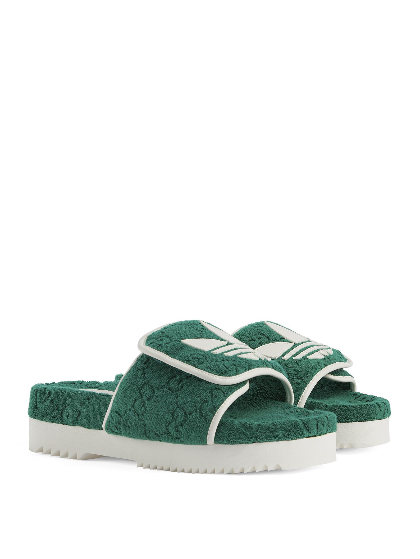 adidas × GUCCI三葉草搭配GG圖騰綠色拖鞋，NT$22,300。（GUCCI提供）