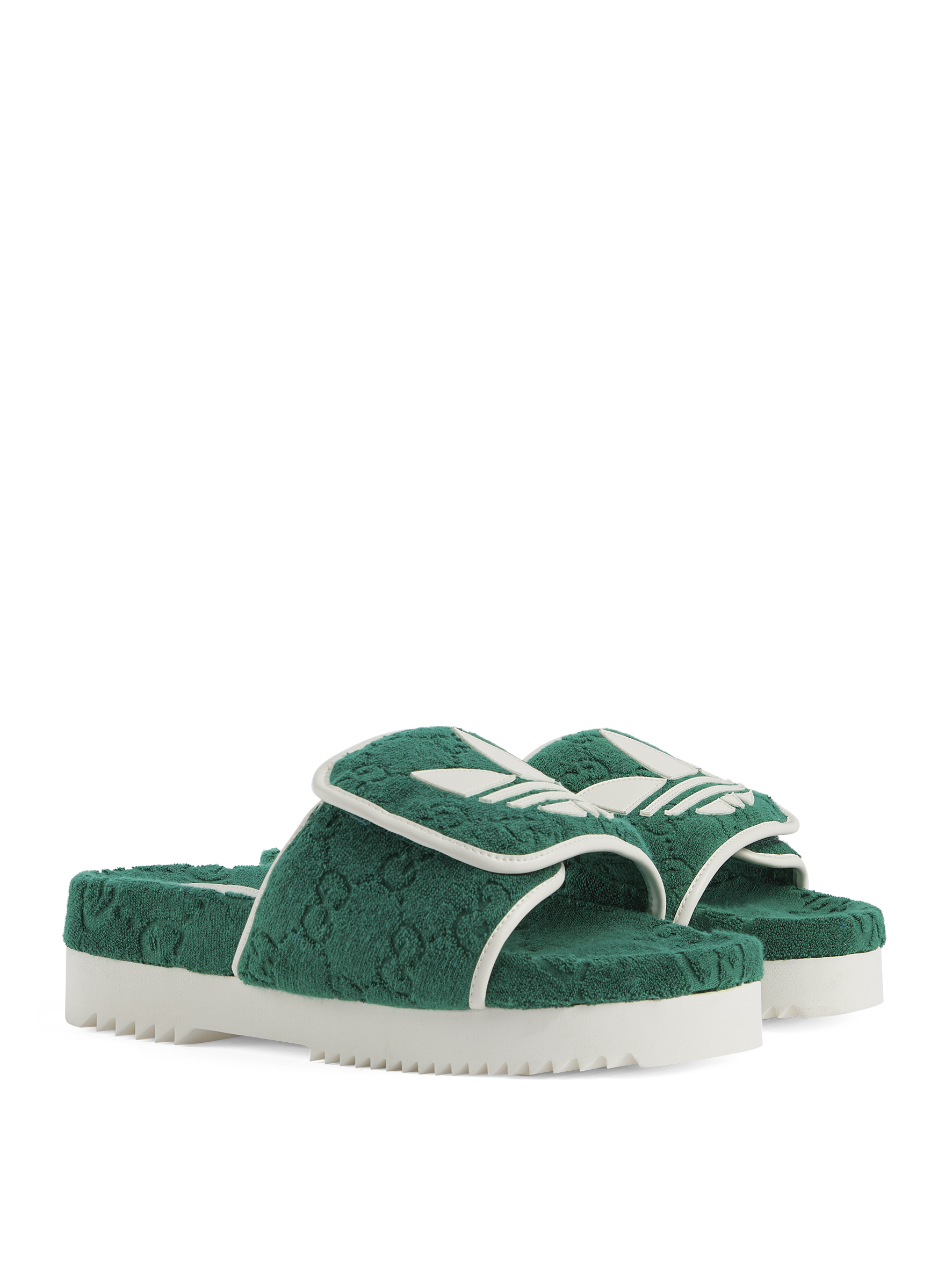 adidas × GUCCI三葉草搭配GG圖騰綠色拖鞋，NT$22,300。（GUCCI提供）