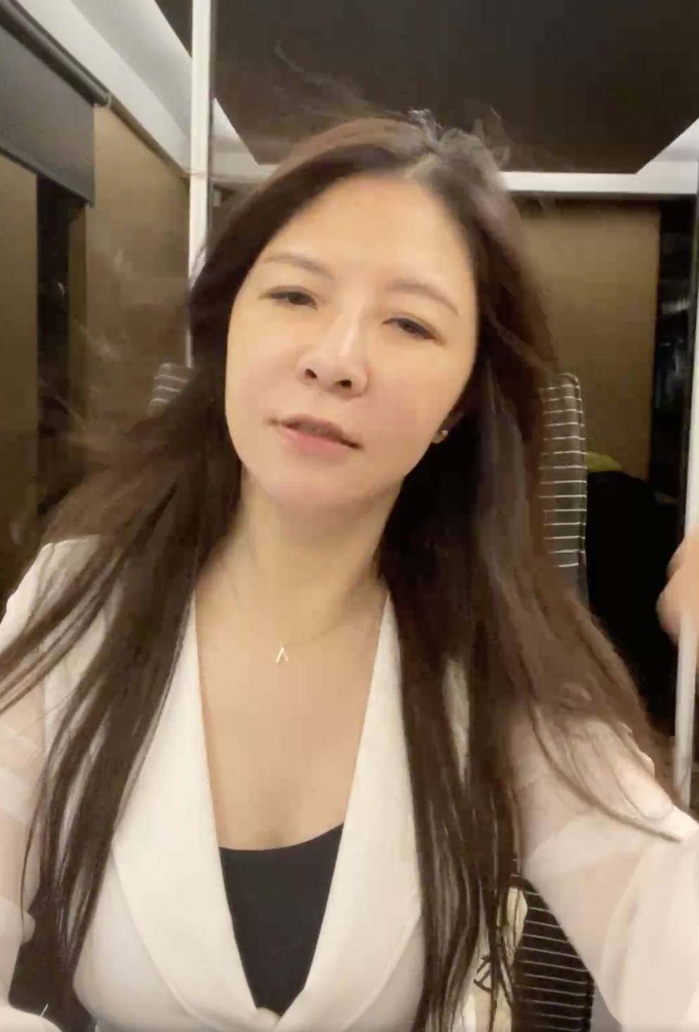 廖老大老婆露出真面目,讓不少網友直喊太美、好有仙氣。(翻攝廖老大臉書)