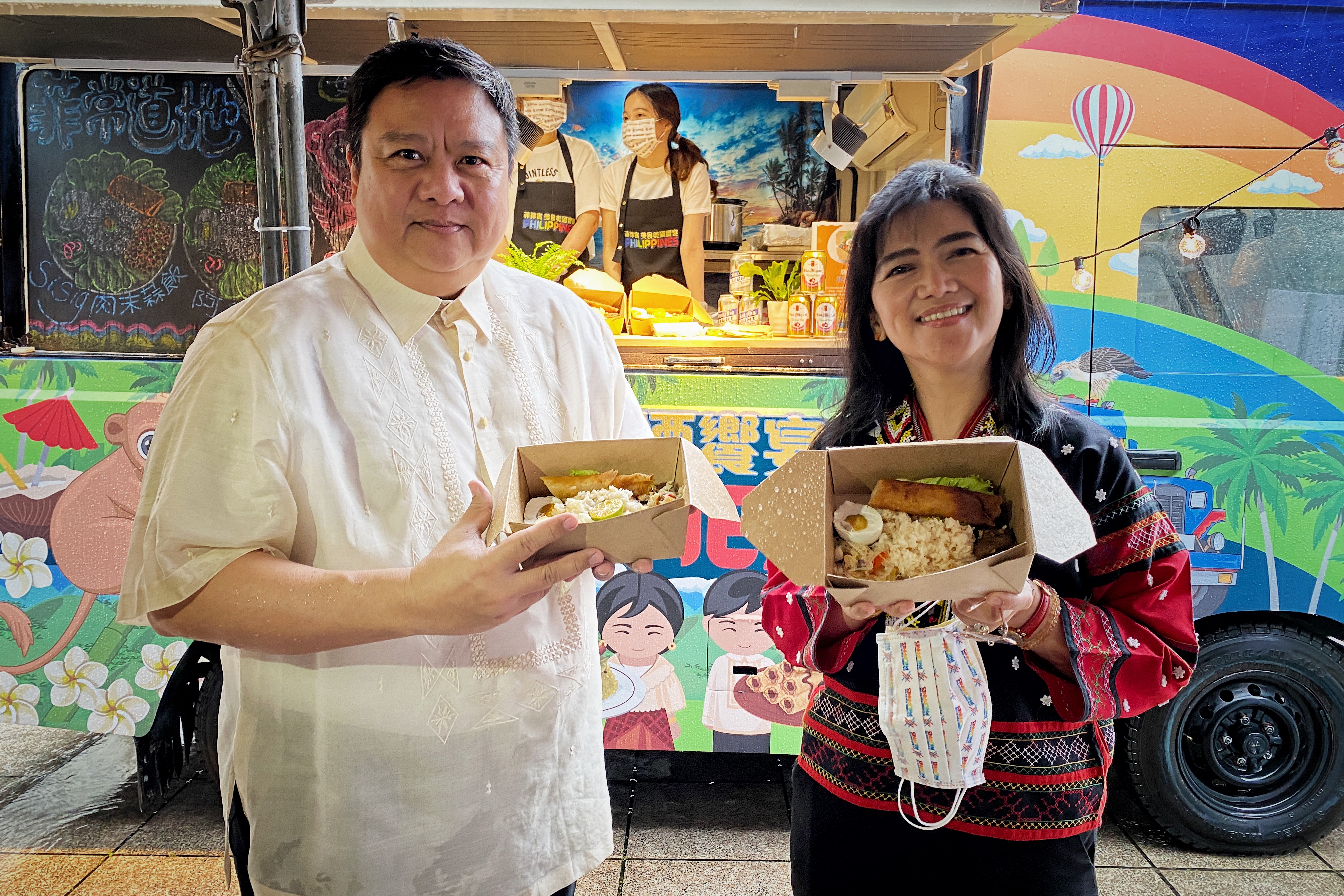 「菲律賓美食美酒饗宴 台北巡迴餐車」從即日起至6月21日，將在台北4個地方推出快閃活動，提供民眾品嘗道地的菲律賓小吃與飲品。