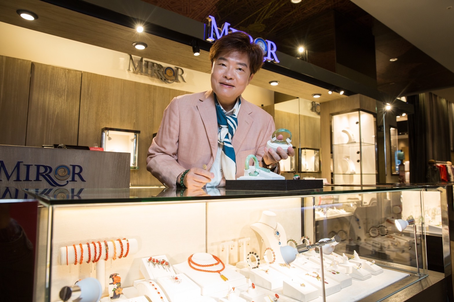 陳嘉琦切入翡翠後，靠鐲子起家，他不買屋置產，有錢就進貨，把錢存在翡翠上。靠誠懇、自律在珠寶界占一席之地。