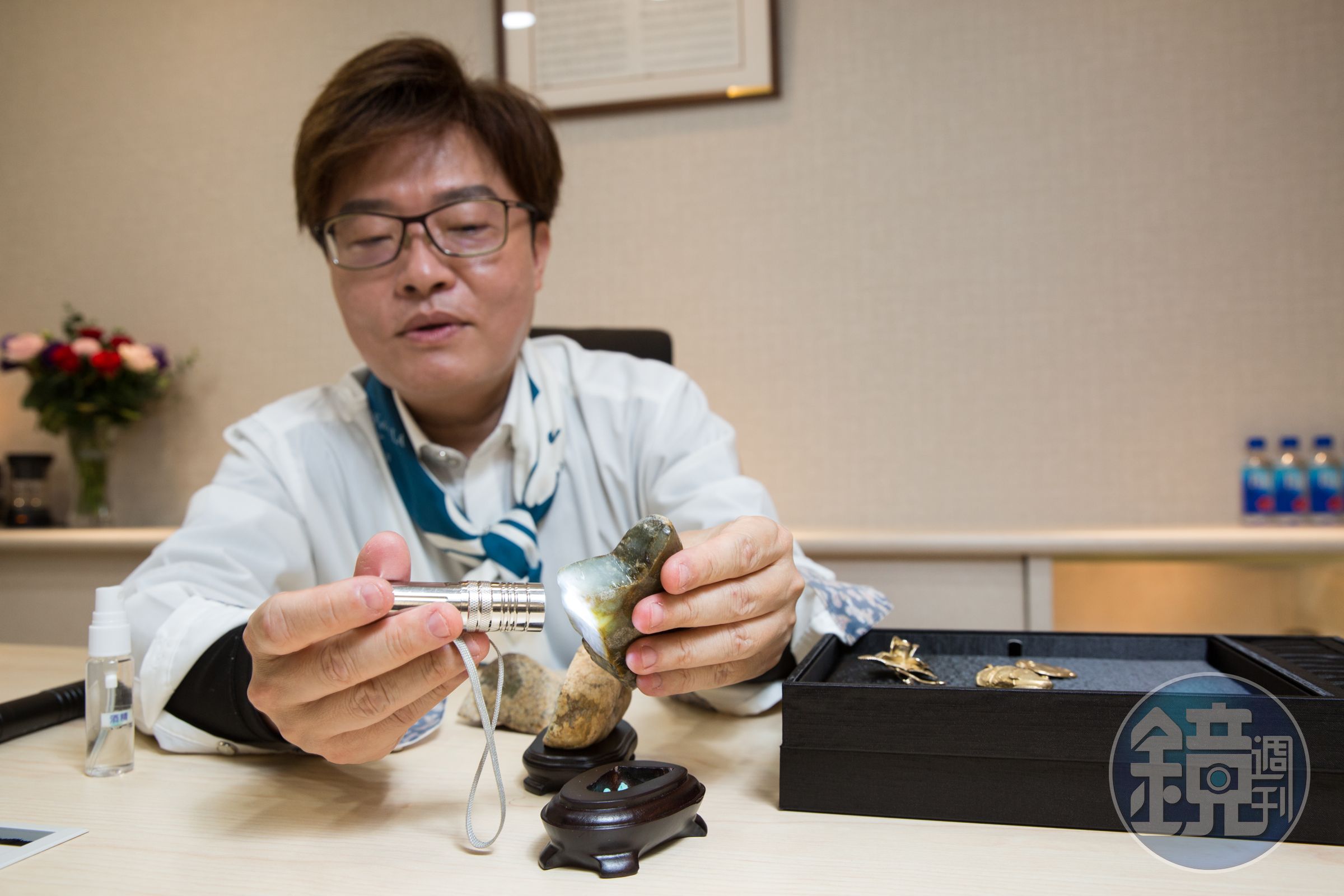 陳嘉琦解釋著翡翠A貨是指直接從原礦雕刻下來、沒有任何化學成分的天然玉石。