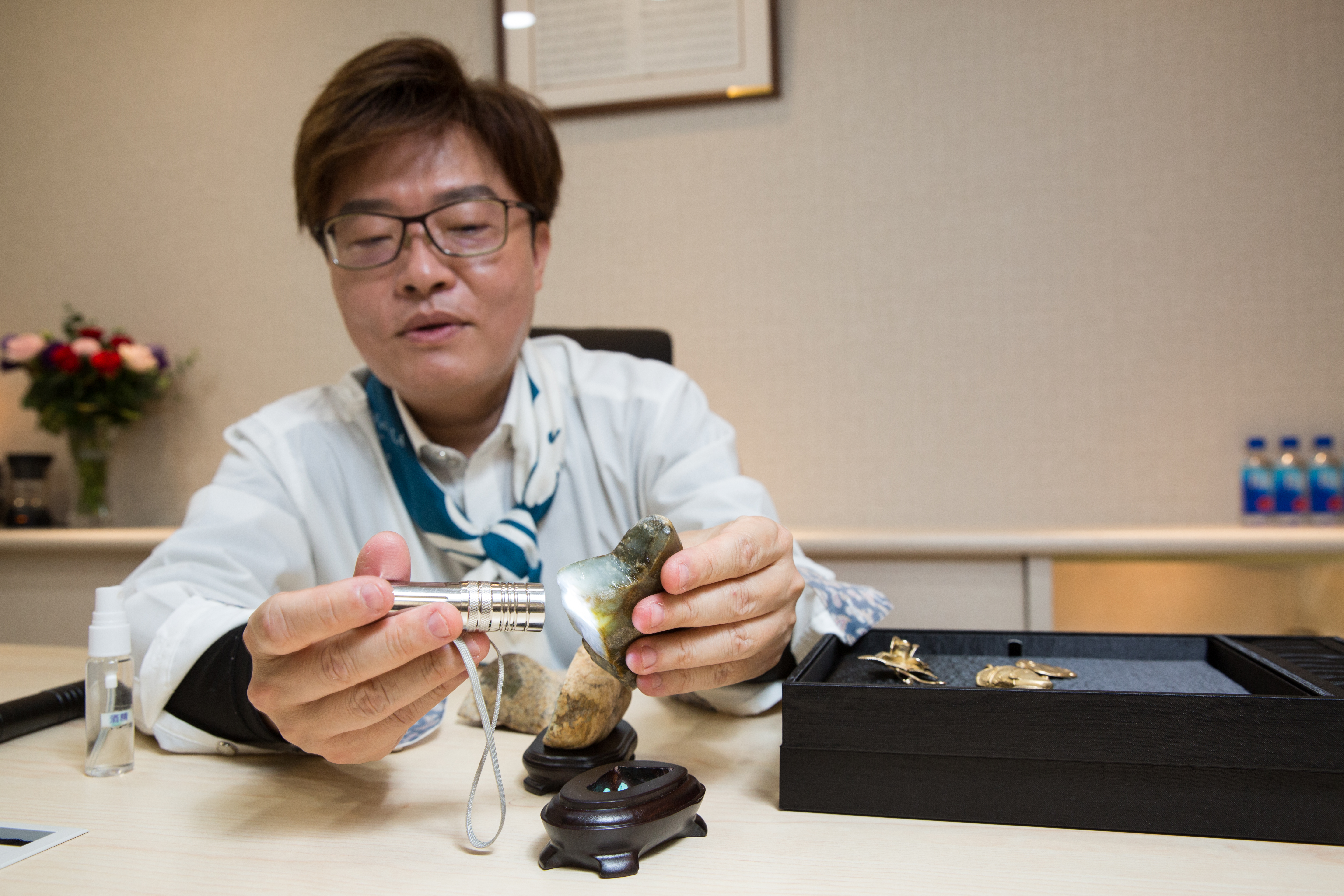陳嘉琦解釋著翡翠A貨是指直接從原礦雕刻下來、沒有任何化學成分的天然玉石。