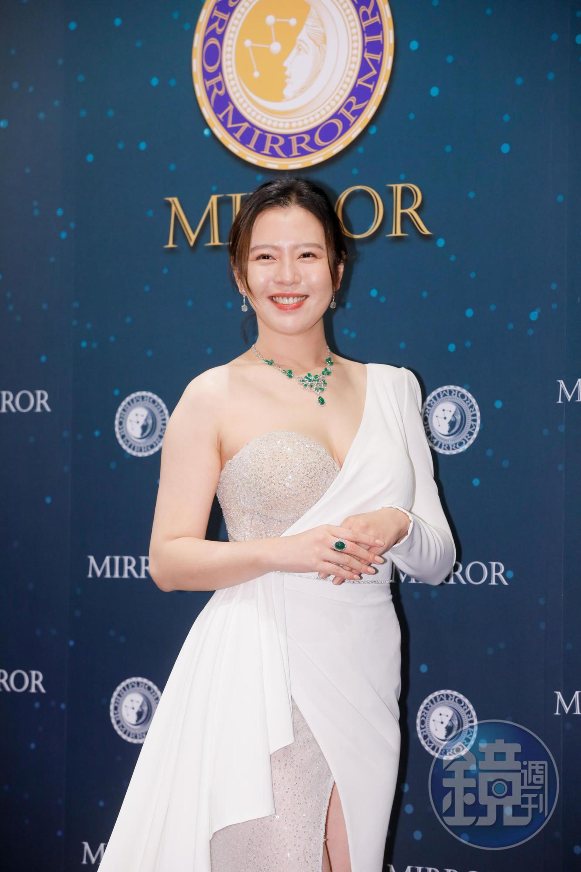 在「華燈初上」中表現亮眼的女星劉品言，受邀擔任皇宣緣30週年記者會活動嘉賓，超性感地展示價值千萬的翡翠珠寶。
