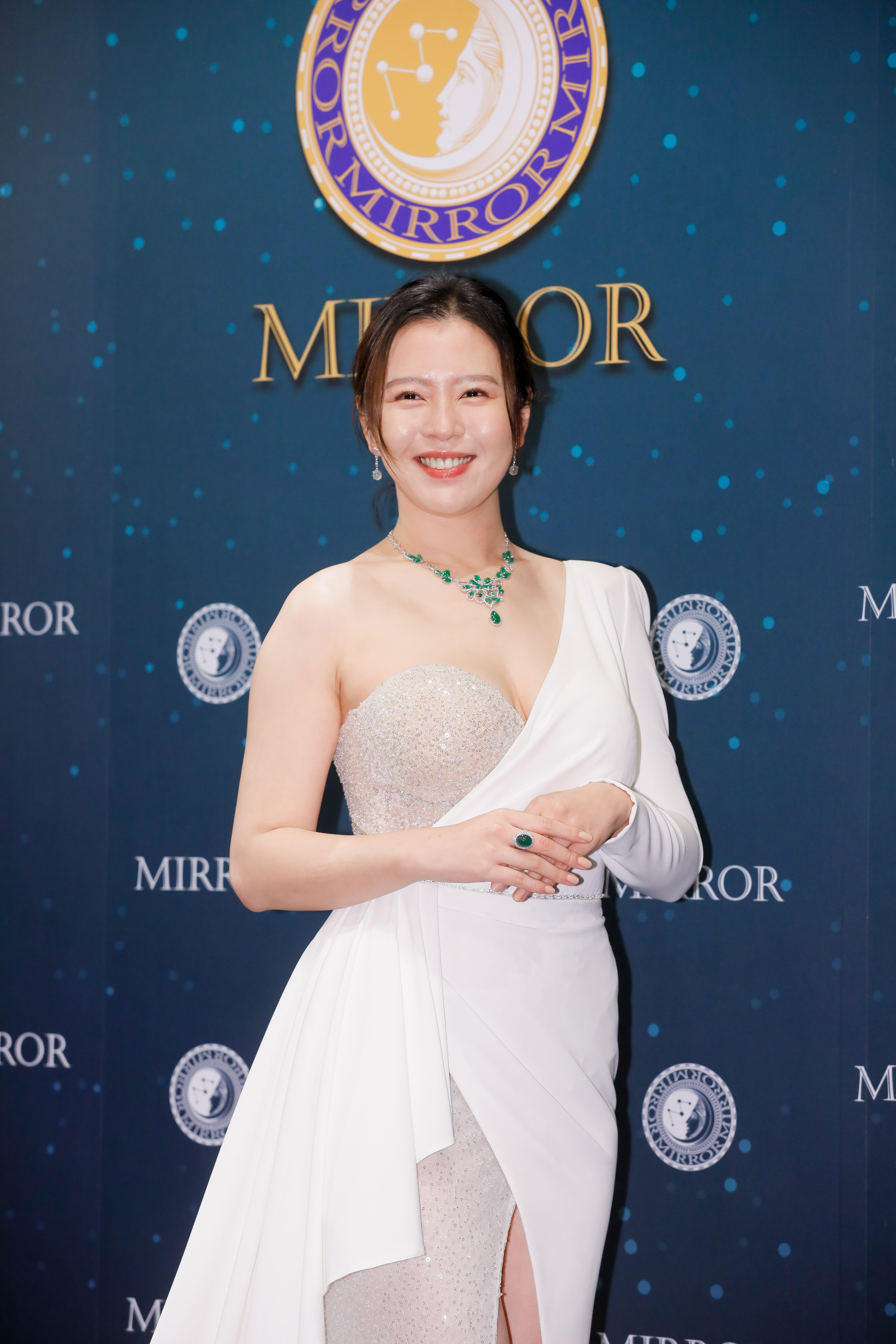 在「華燈初上」中表現亮眼的女星劉品言,受邀擔任皇宣緣30週年記者會活動嘉賓,超性感地展示價值千萬的翡翠珠寶。