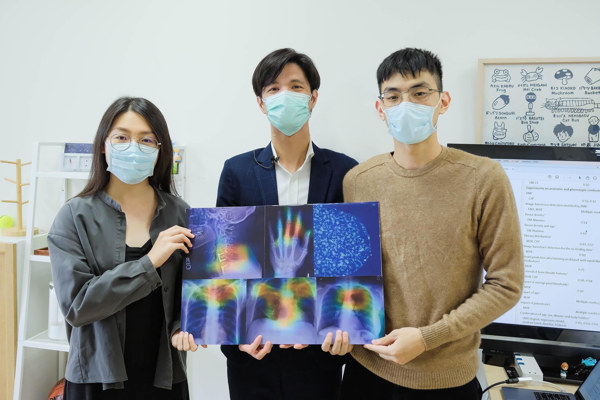 清華資工系助理教授郭柏志(中)帶領學生陳立晴(左)、王瑞恩(右)參與AI也會種族歧視的跨國研究。(清華大學提供)