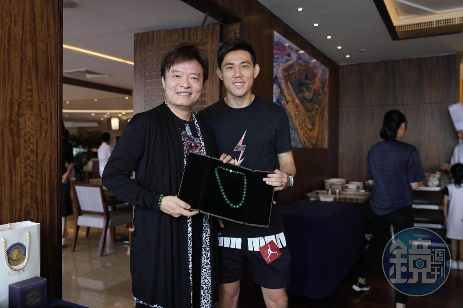 中超恆大隊的明星球員李學鵬,因為買了一塊墨翠帶給他好運,而成為陳嘉琦的VIP貴客。(皇宣緣提供)