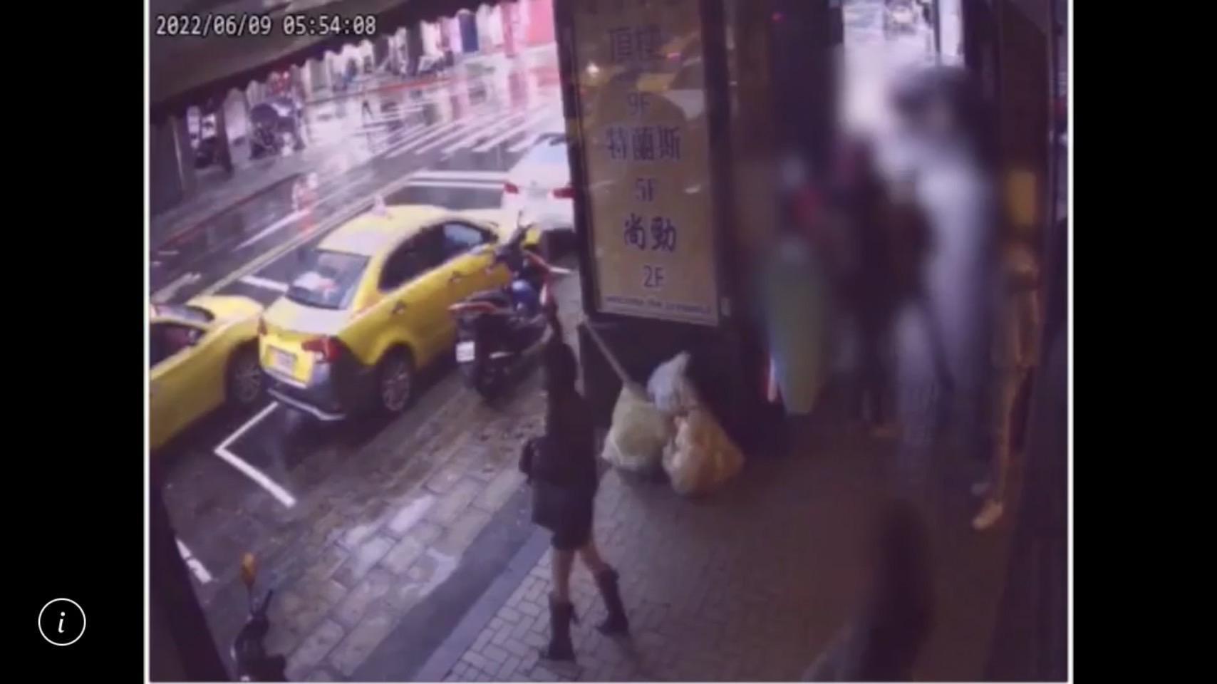 4男打成一團，黃男突遭利刃刺中左胸，倒臥血泊。（翻攝畫面）