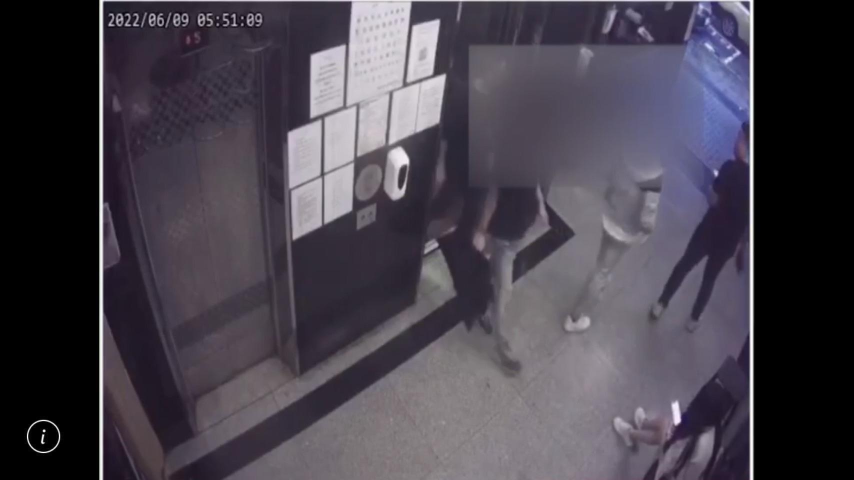 黃男及3男共乘電梯離開酒店，當時並無異狀。（翻攝畫面）