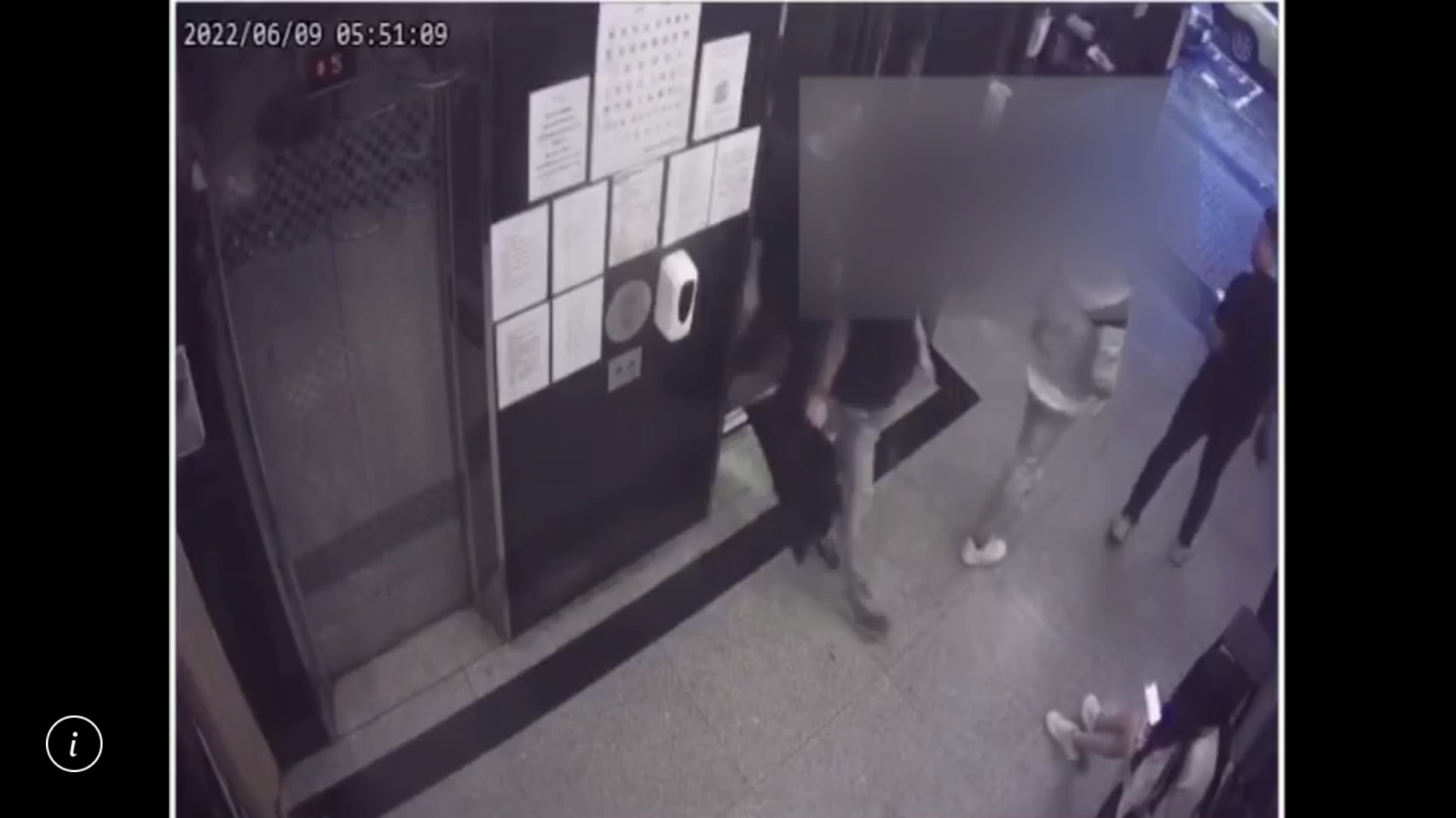 黃男及3男共乘電梯離開酒店，當時並無異狀。（翻攝畫面）