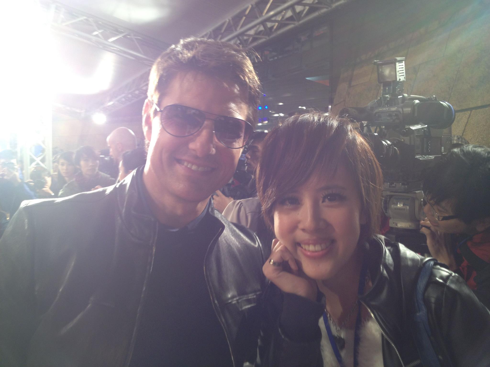 朱培滋秀出與湯姆克魯斯合影照片。（鏡新聞提供）