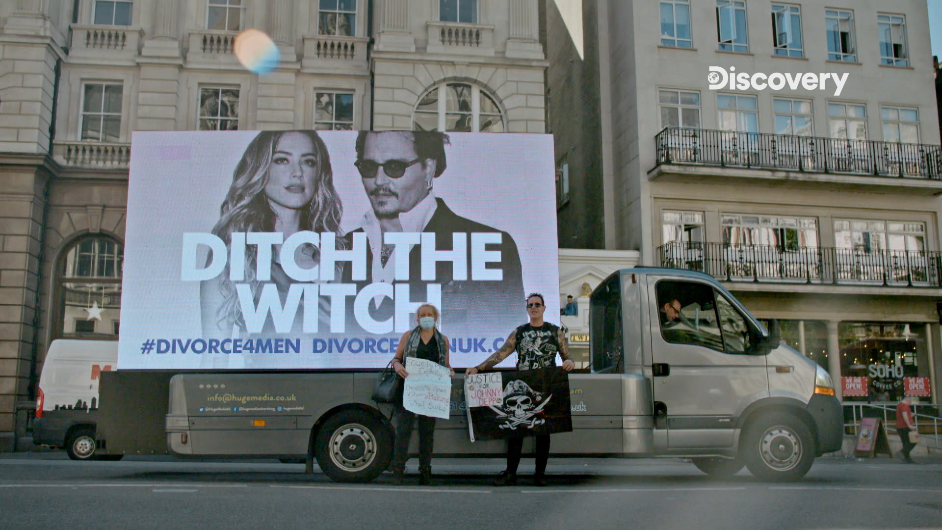 2020年在英國法院外聲援強尼的粉絲。（Discovery頻道提供）