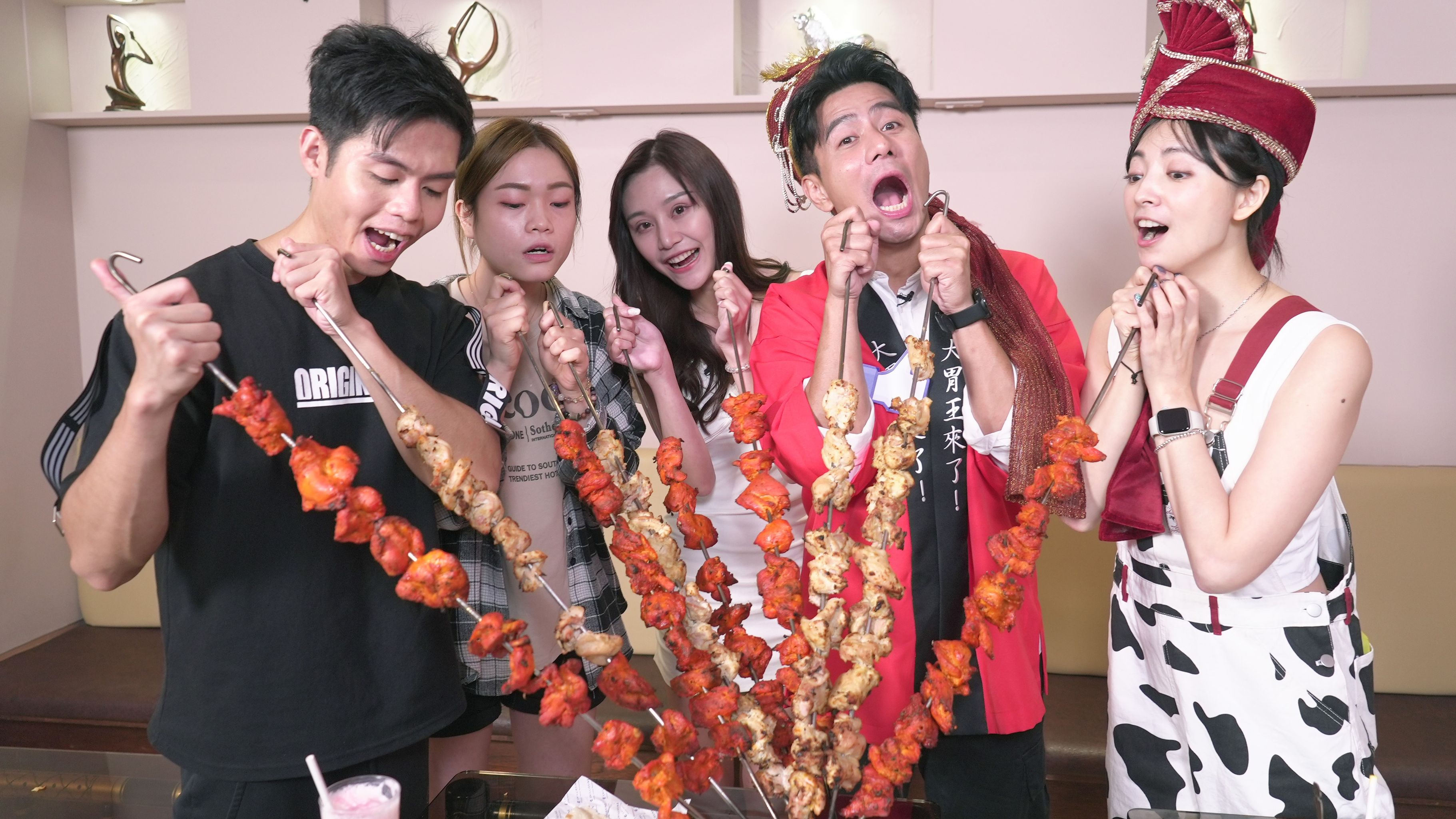 郭彥均近日到台中出外景大口吃起巨無霸雞肉串。（緯來提供）