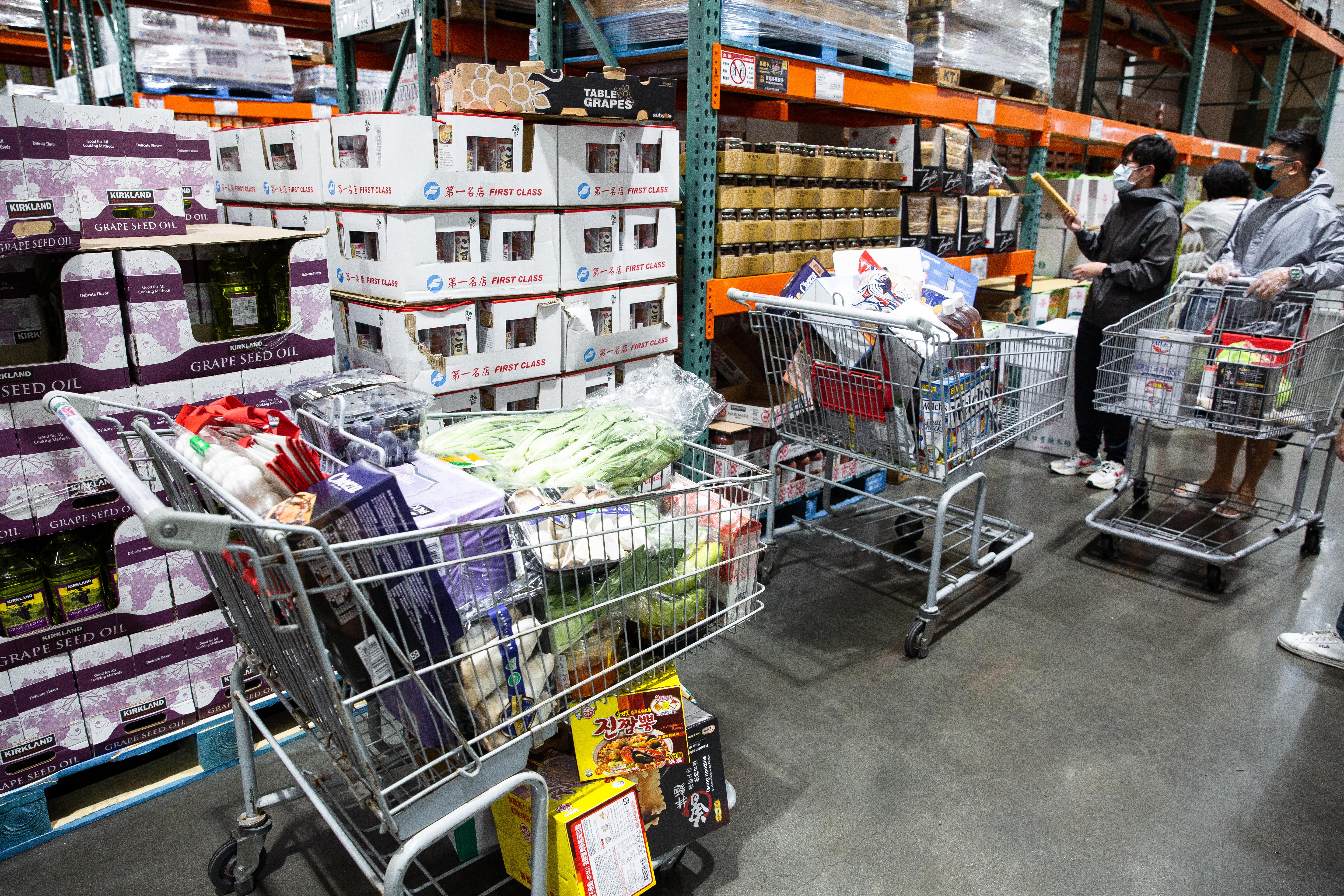 一名男網友表示，老婆在交代要購買的商品時不斷強調「很重要」，不知不覺推車就全滿了。（示意圖，本刊資料照）