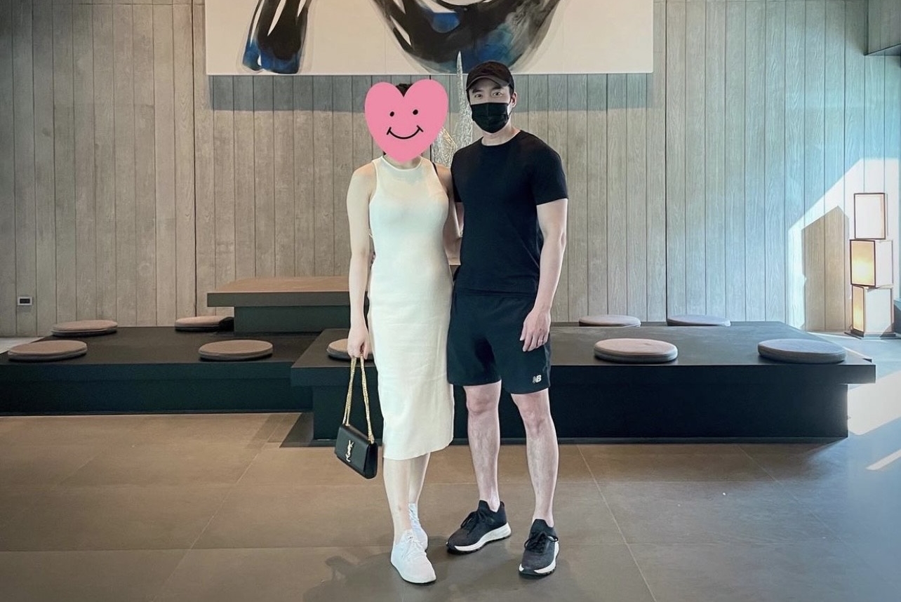 賴弘國相當保護第三任妻子Alice，每次上傳照片都會用圖示遮擋老婆正臉。（翻攝自賴弘國IG）