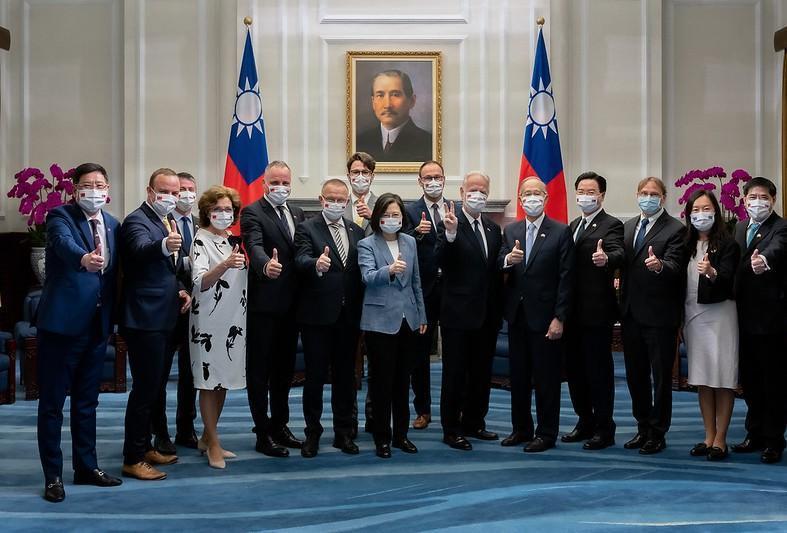 斯洛伐克訪團今傳2人確診,總統蔡英文前一日才進行交流。(總統府提供)