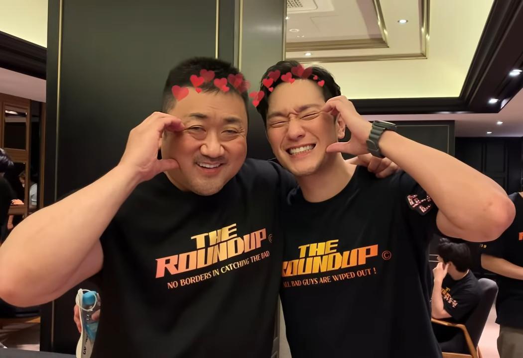 馬東石（左）與孫錫求宣傳電影之餘不忘賣萌，惹笑大批粉絲。（翻攝自ABO Entertainment Instagram）