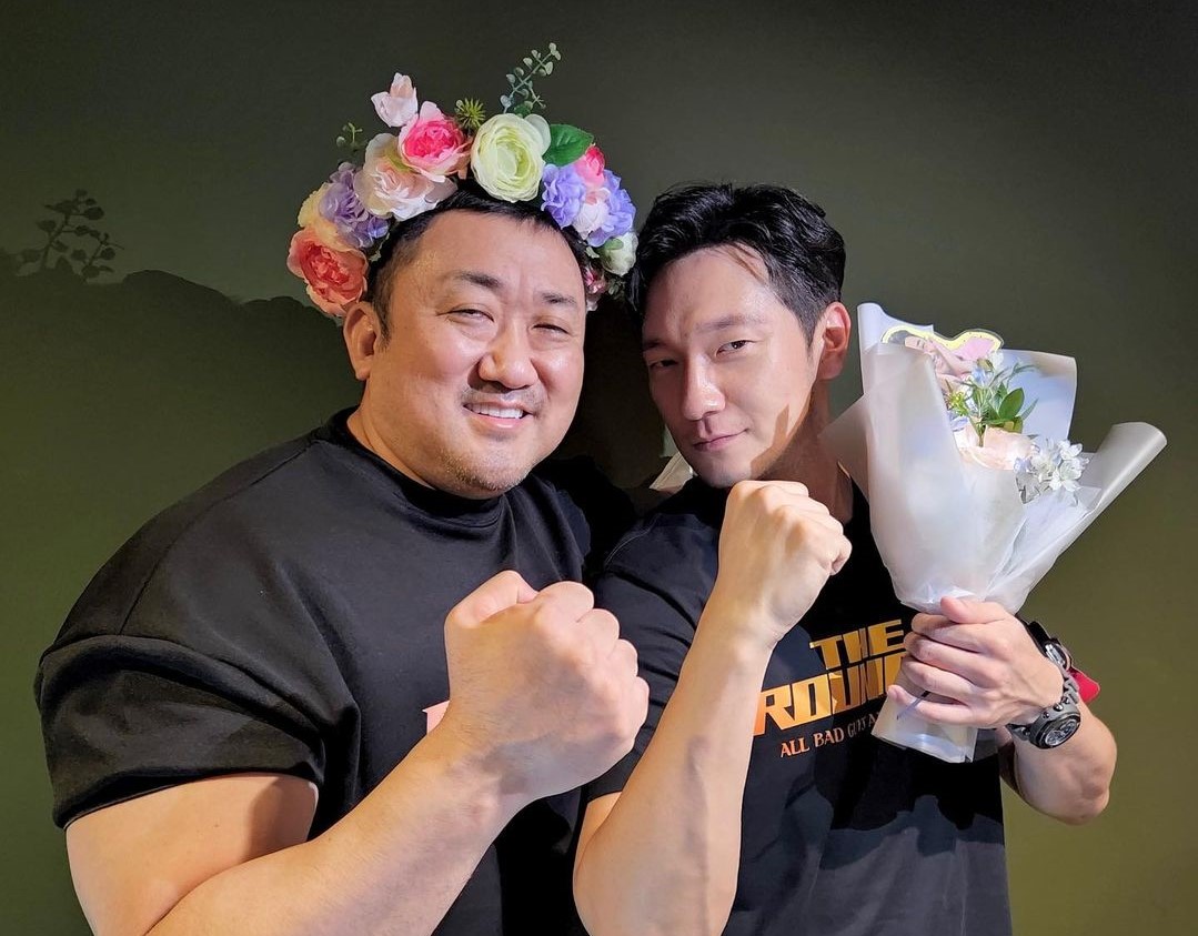 馬東石（左）與孫錫求勤跑電影《犯罪都市2》宣傳，馬東石的超大拳頭和孫錫求的臉一般大，引來粉絲討論。（翻攝自ABO Entertainment Instagram）