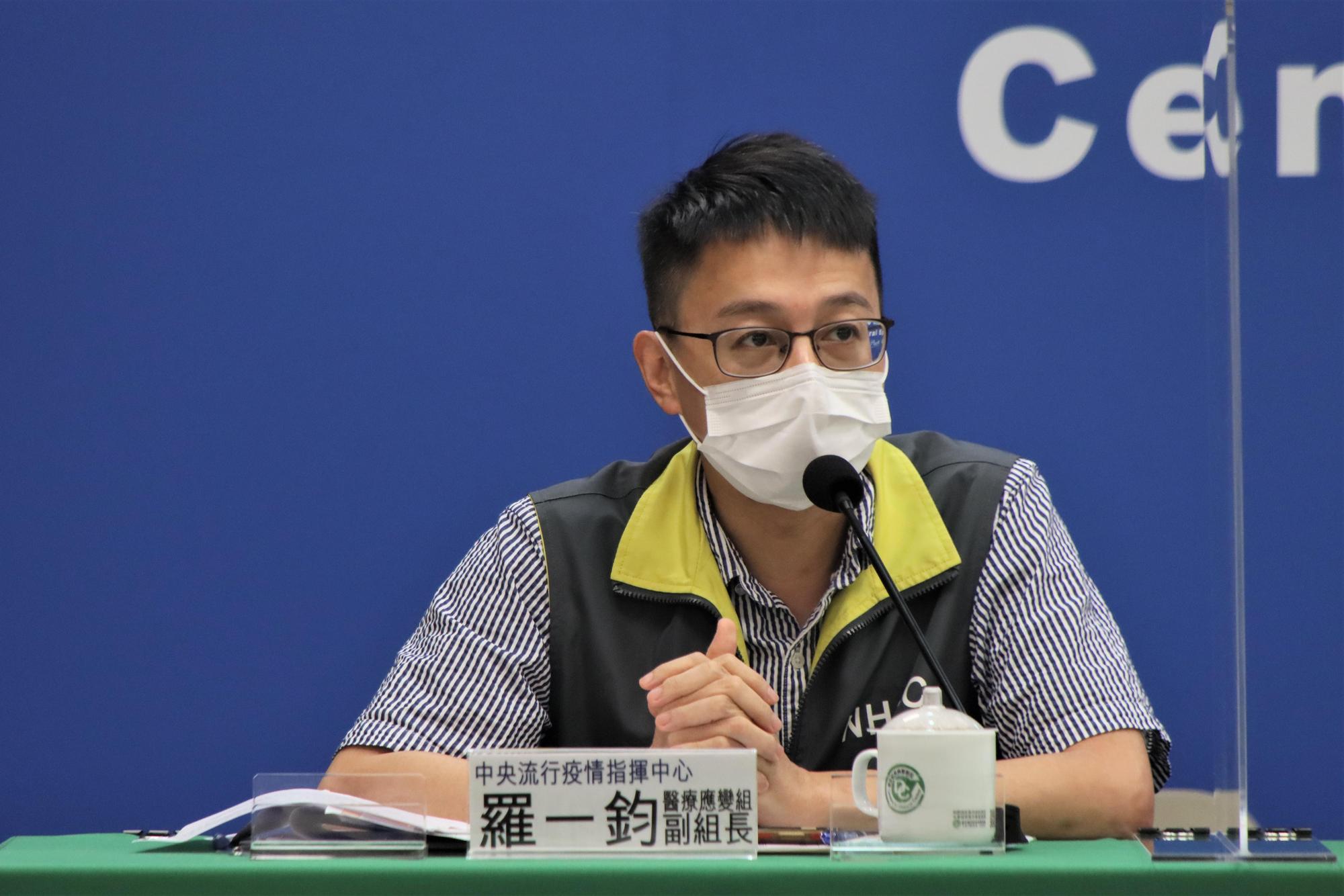 醫療應變組副組長羅一鈞說明「長新冠」容易出現的症狀。(指揮中心)