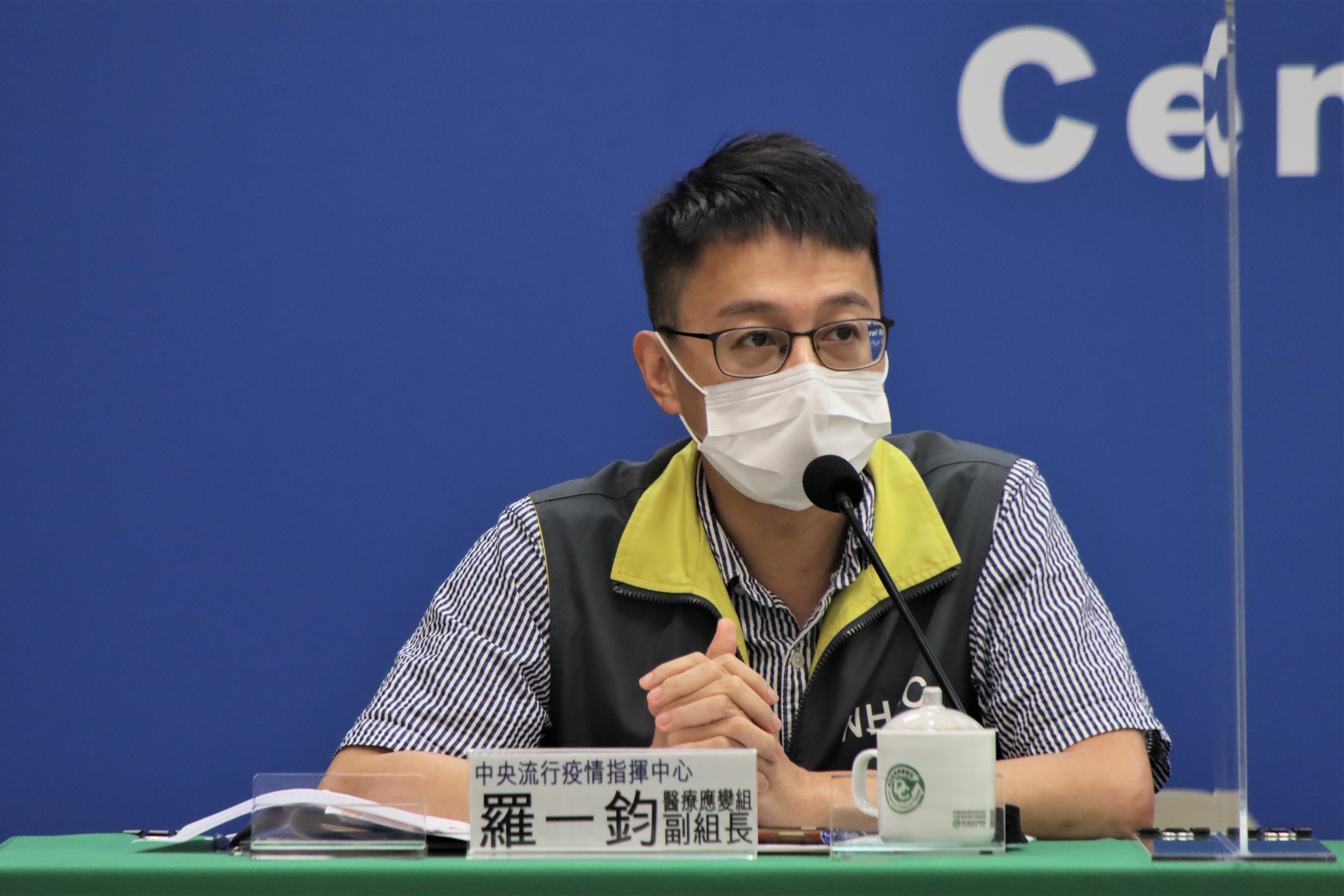 醫療應變組副組長羅一鈞說明「長新冠」容易出現的症狀。（指揮中心）