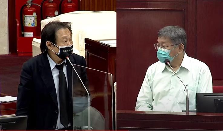 對於全力支持黃珊珊參選的話題，王世堅（左）一句話引全場大笑。（翻攝自台北市議會YouTube頻道）