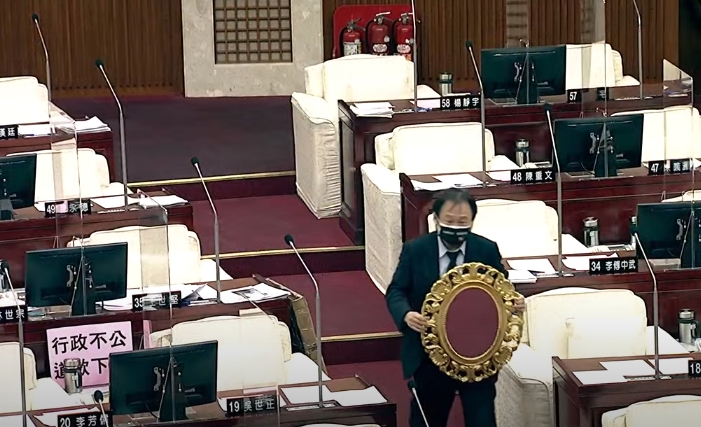 王世堅再次送東西給柯文哲。(翻攝自台北市議會YouTube頻道)