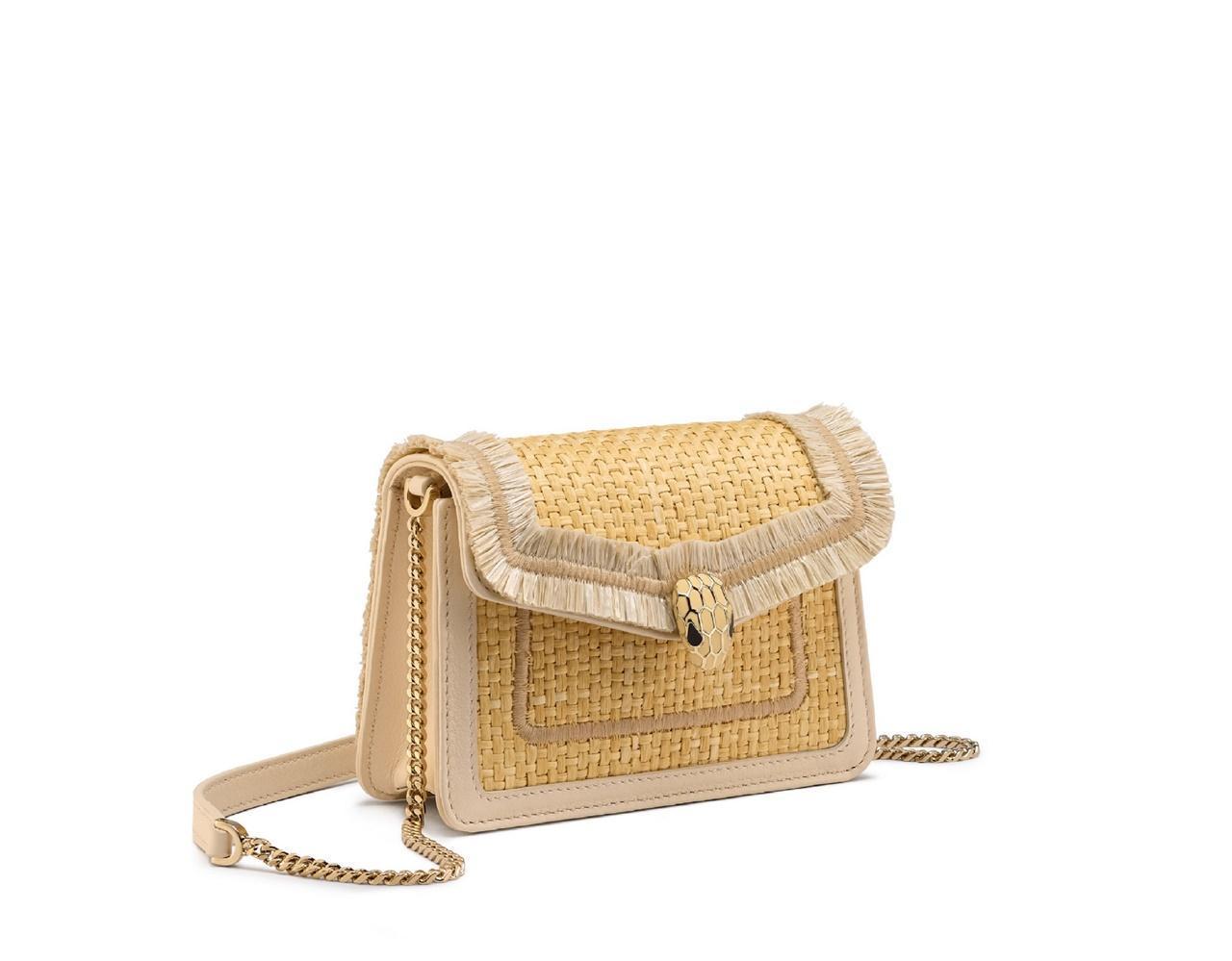 Serpenti Forever拉菲亞草編迷你肩背包。NT$30,900。（寶格麗提供）