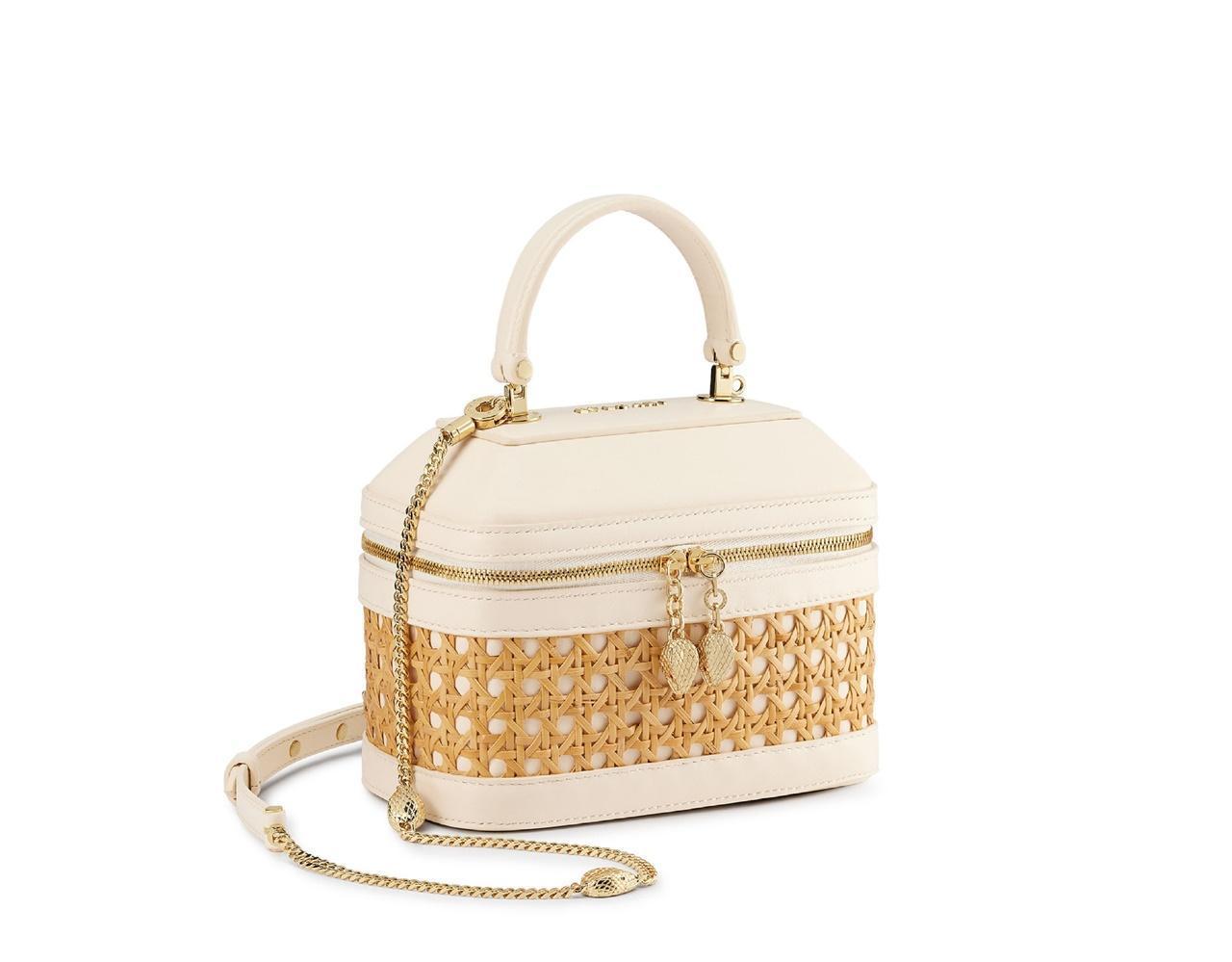 Serpenti Forever藤編珠寶盒包。NT$78,500。（寶格麗提供）