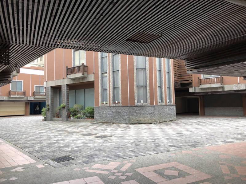 台中警方在西屯區某旅館逮捕台南歸仁槍擊案始作俑者之一的「瘋狗斌」。（讀者提供）