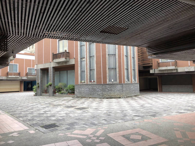 台中警方在西屯區某旅館逮捕台南歸仁槍擊案始作俑者之一的「瘋狗斌」。（讀者提供）