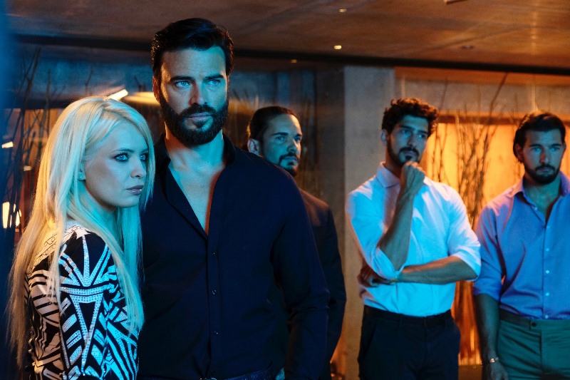 朱利歐貝魯迪是模特兒出身，片中飾演多金名流，身邊不乏女人圍繞。（仲業文創）