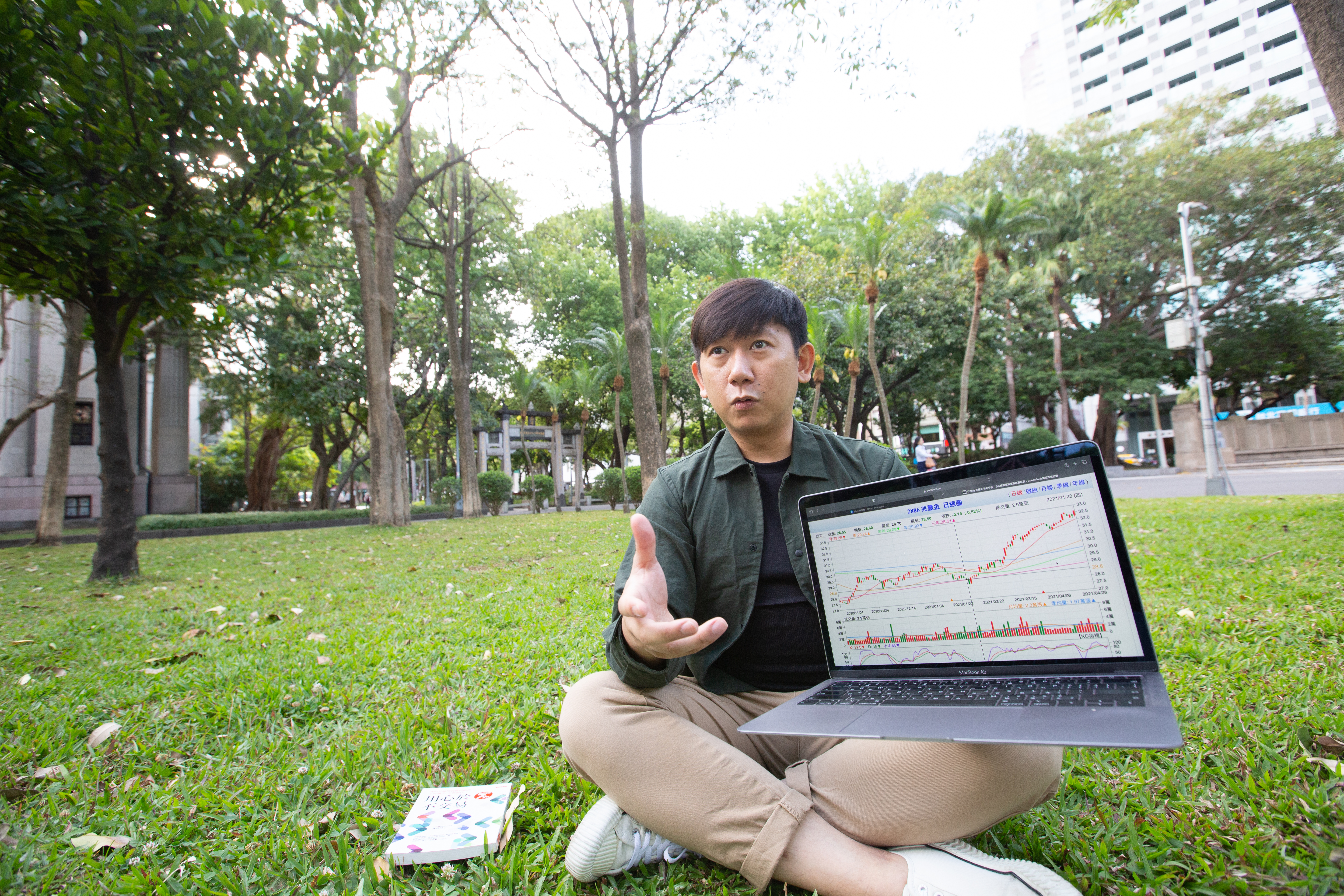 台股資產8位數的大俠武林，今年也陸續買進高息低波ETF。