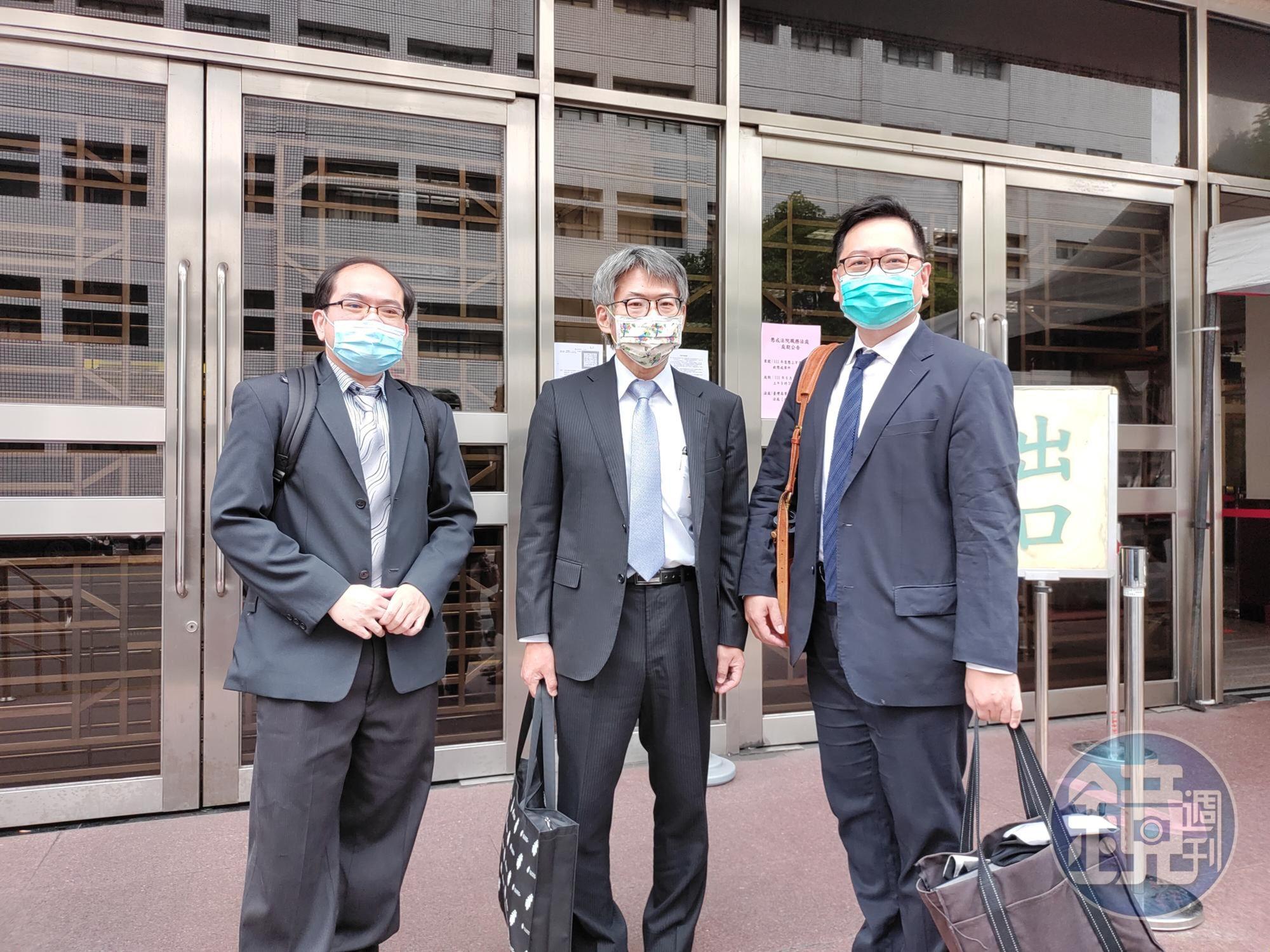 石木欽懲戒案二審開庭，監察院代表陳先成調查官（中）及律師洪偉勝（右）認為一審判太輕，二審應判免職以取消石木欽退休金。
