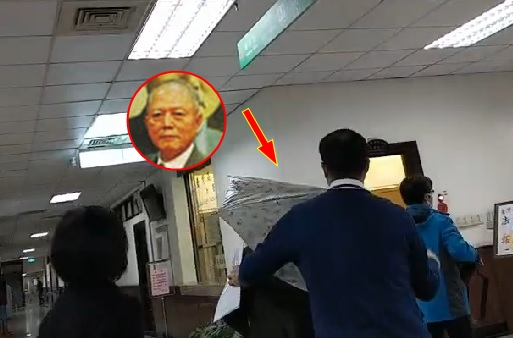 捲入石木欽案及審理「銀行員之死事件」本票案的前最高行政法院院長林奇福國賠案二審敗訴。圖為林奇福2021年1月至司法院人審會說明時以傘遮臉。（小圖翻攝司法週刊）