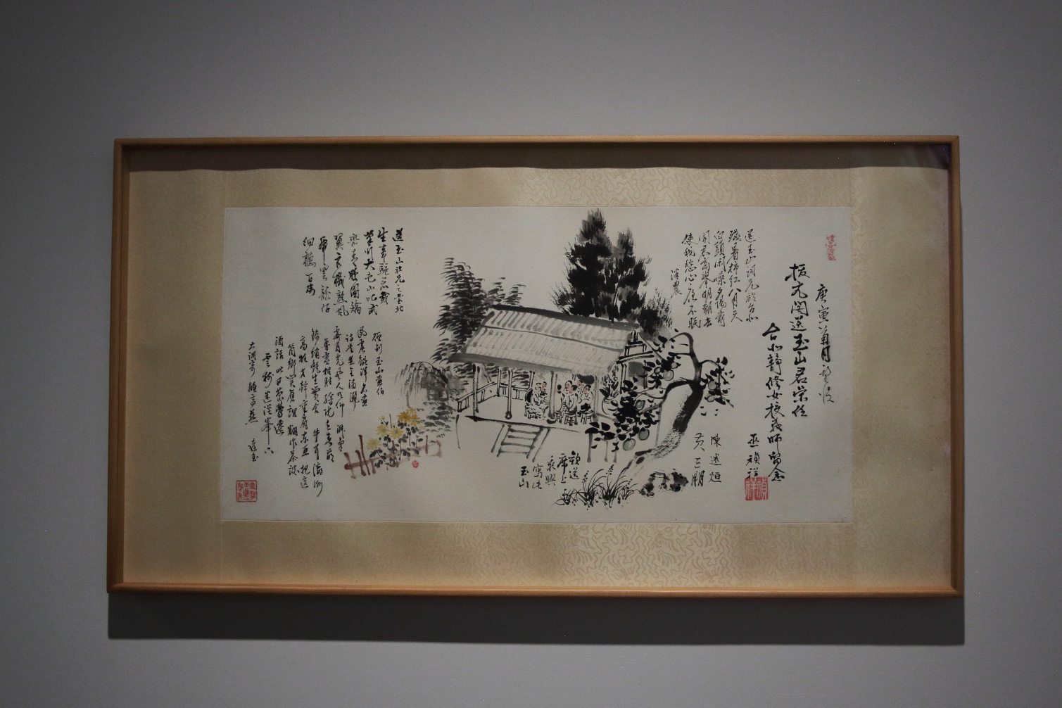 這幅作品〈送別書〉，中間是林玉山的繪畫，周圍則是嘉義文人寫給林玉山的文字，很像現代的畢業紀念冊。
