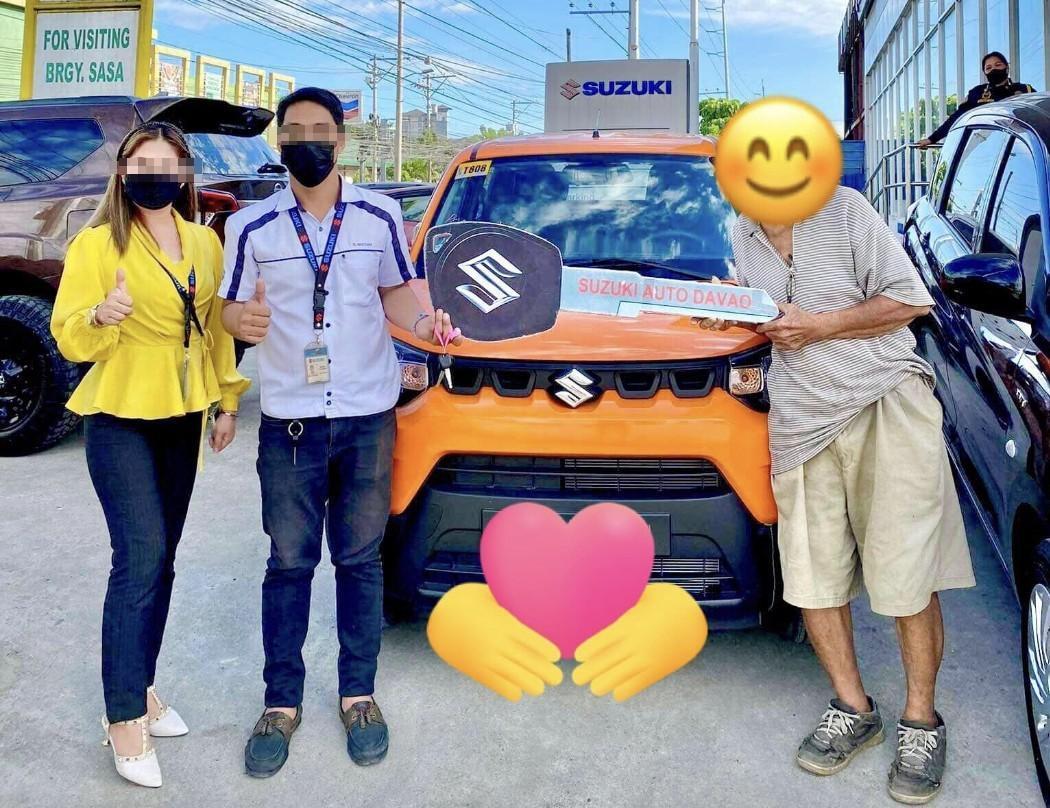 菲律賓一家汽車銷售主管多雷戈(左一)分享老翁(右)買車的經過,故事吸引上萬人按讚。(翻攝Love Alejandria-Dorego臉書)
