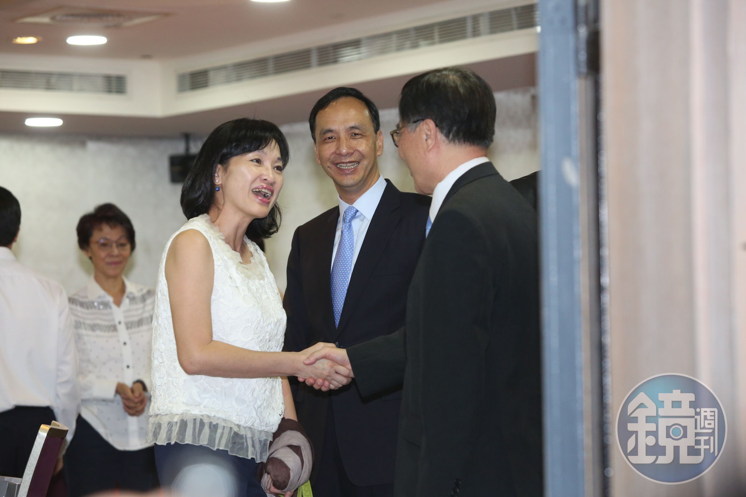國民黨高雄市長候選人難產，主席朱立倫（中）目前徵詢人選碰壁，而前立委柯志恩（左）雖說沒打算參選，但她也表示如果民調最高「那就認了」。（本刊資料照）