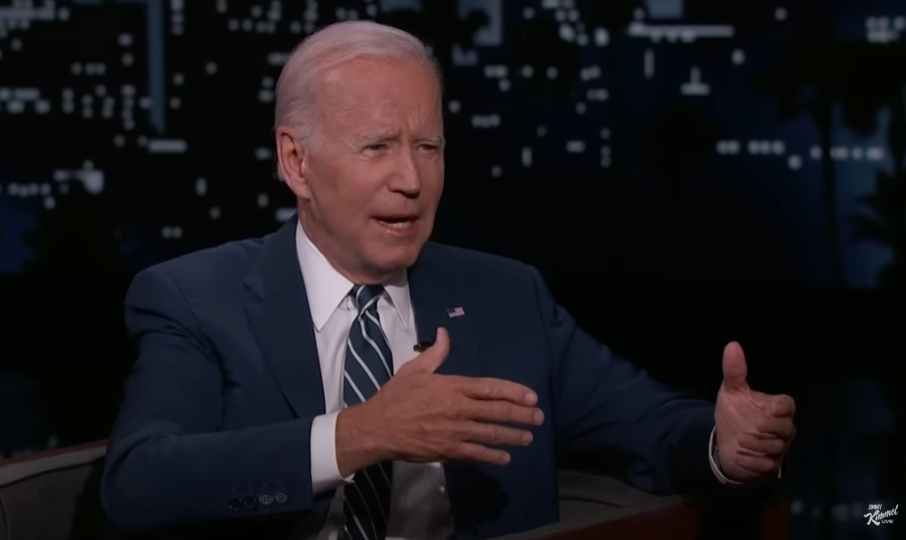 美國總統拜登近日上談話節目，被問及為何不用行政命令管制槍枝問題，他說自己不想像川普一樣逾越自己的權限。（翻攝自YouTube Jimmy Kimmel Live）