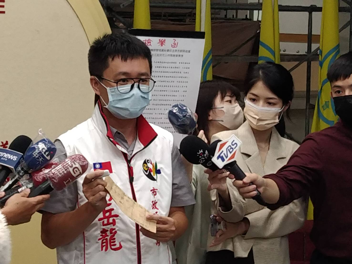 台北市大安、文山區議員參選人林岳龍,要求台北市長柯文哲、台北市政風處針對邱遭的檢舉的案件徹查。(李慶元研究室提供)