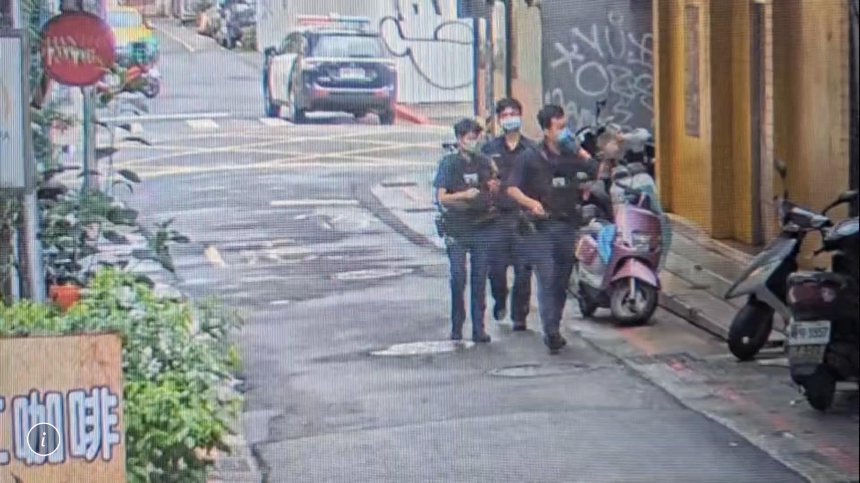 警方獲報後,循線在康定路巷弄內找人。(翻攝畫面)