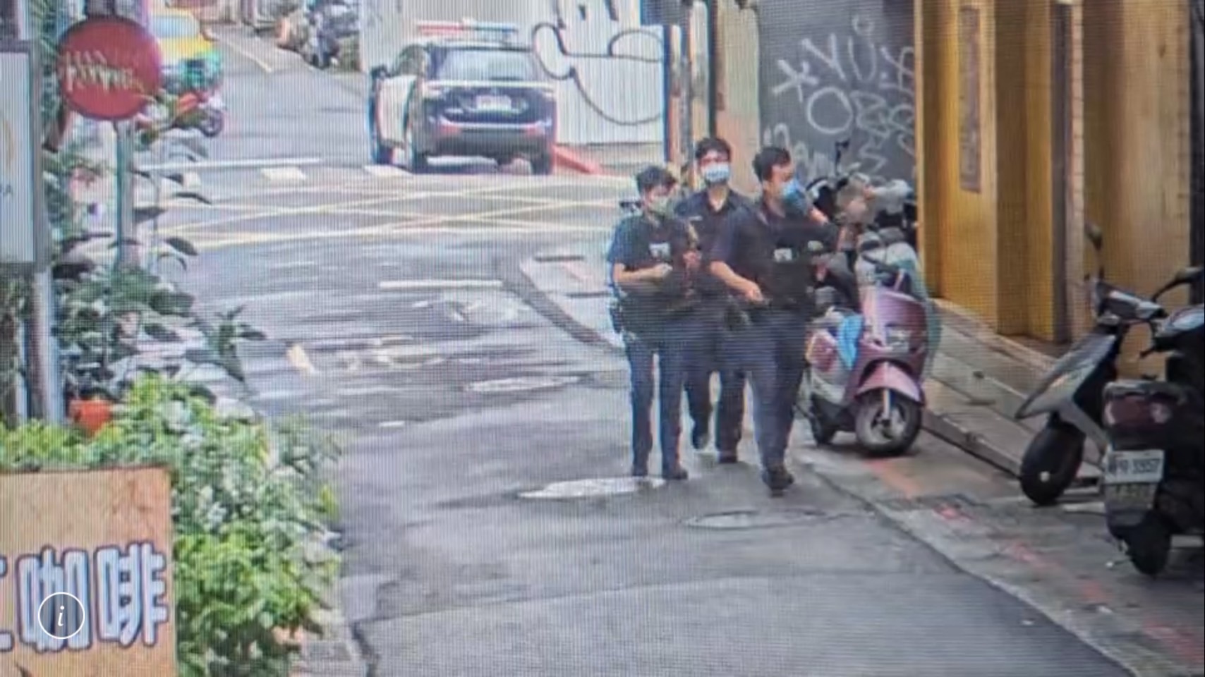 警方獲報後，循線在康定路巷弄內找人。（翻攝畫面）