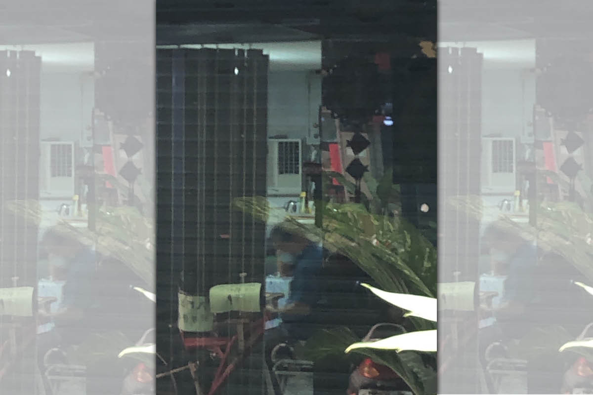 台北市殯葬處祕書邱金榮遭爆在民宅與造墓商打麻將喬事。（李慶元研究室提供）