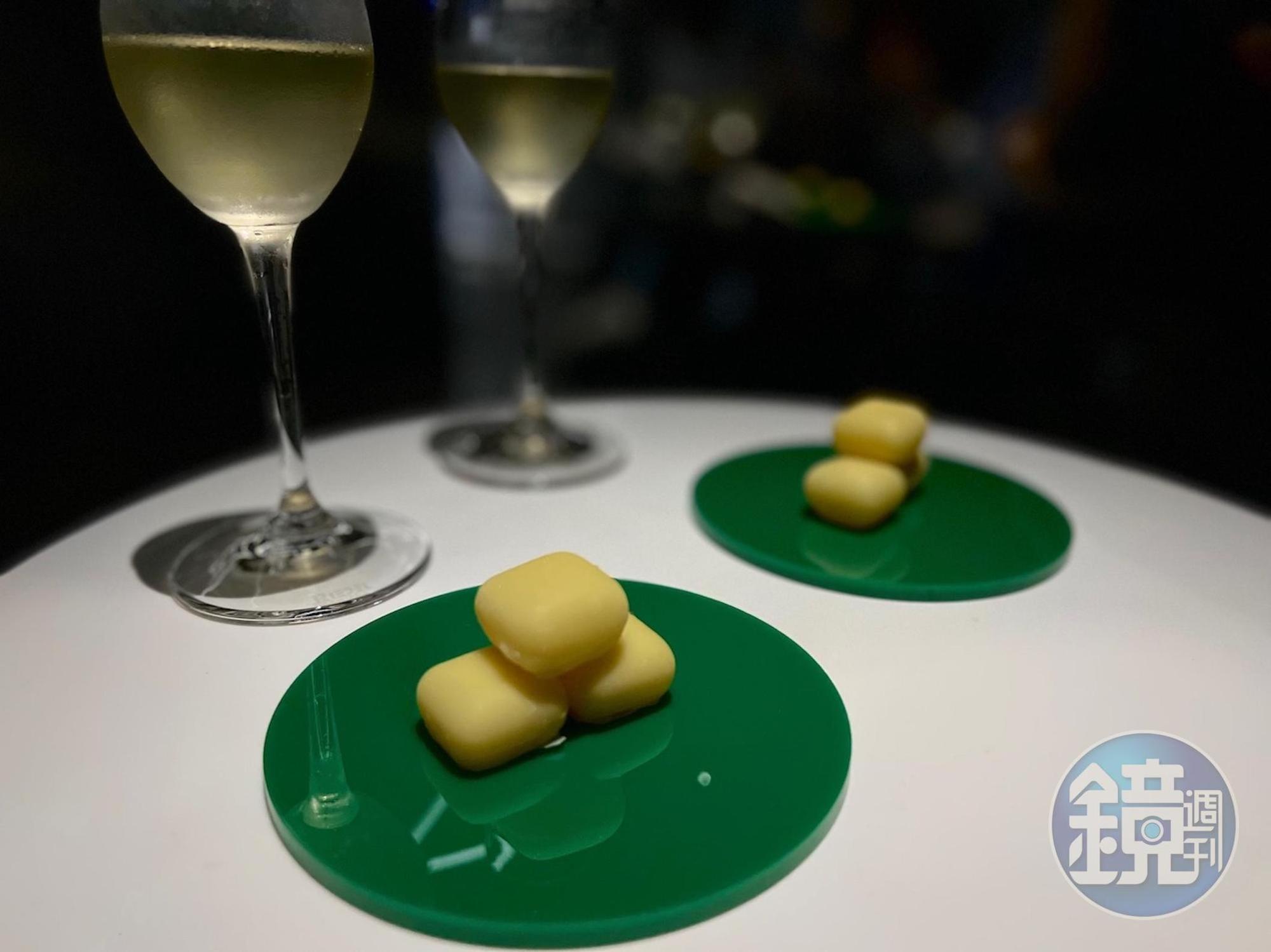 開胃小點以夾心bonbon開場。   