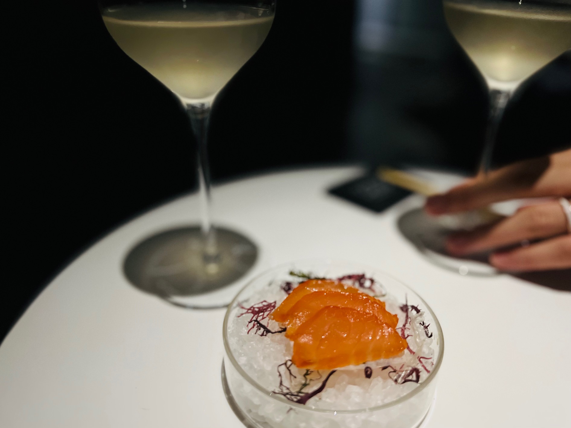 鹽漬鮭魚搭配北歐風康普茶酒。