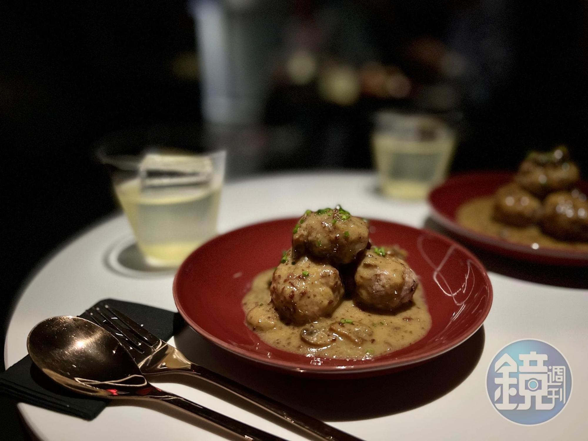 瑞典肉丸搭配奶洗威士忌調酒。