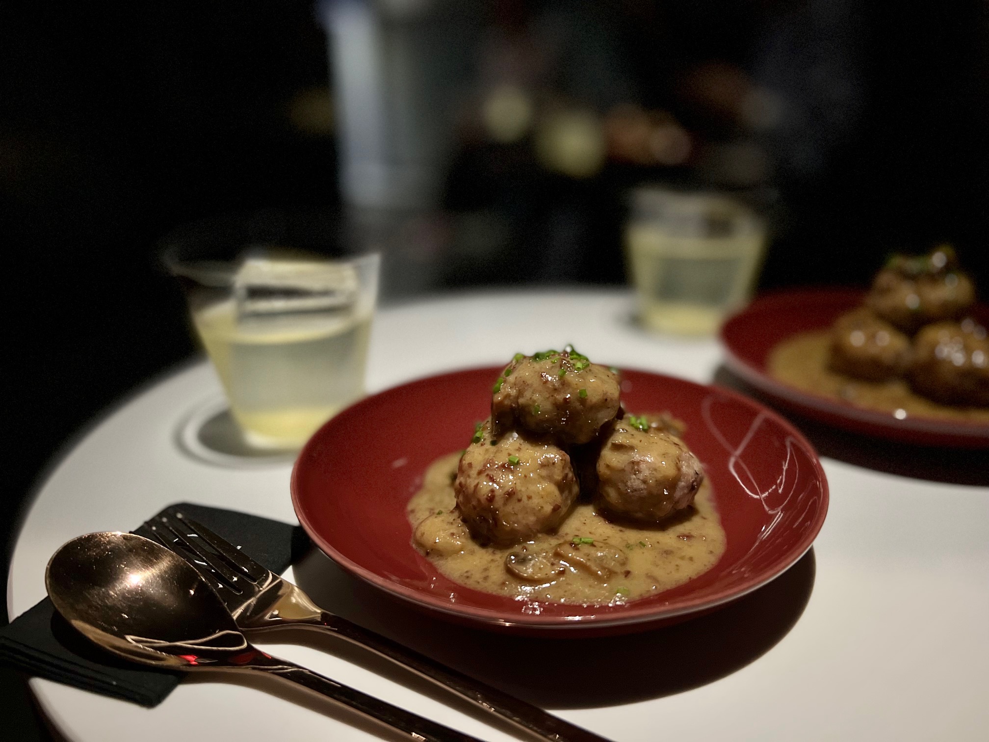 瑞典肉丸搭配奶洗威士忌調酒。