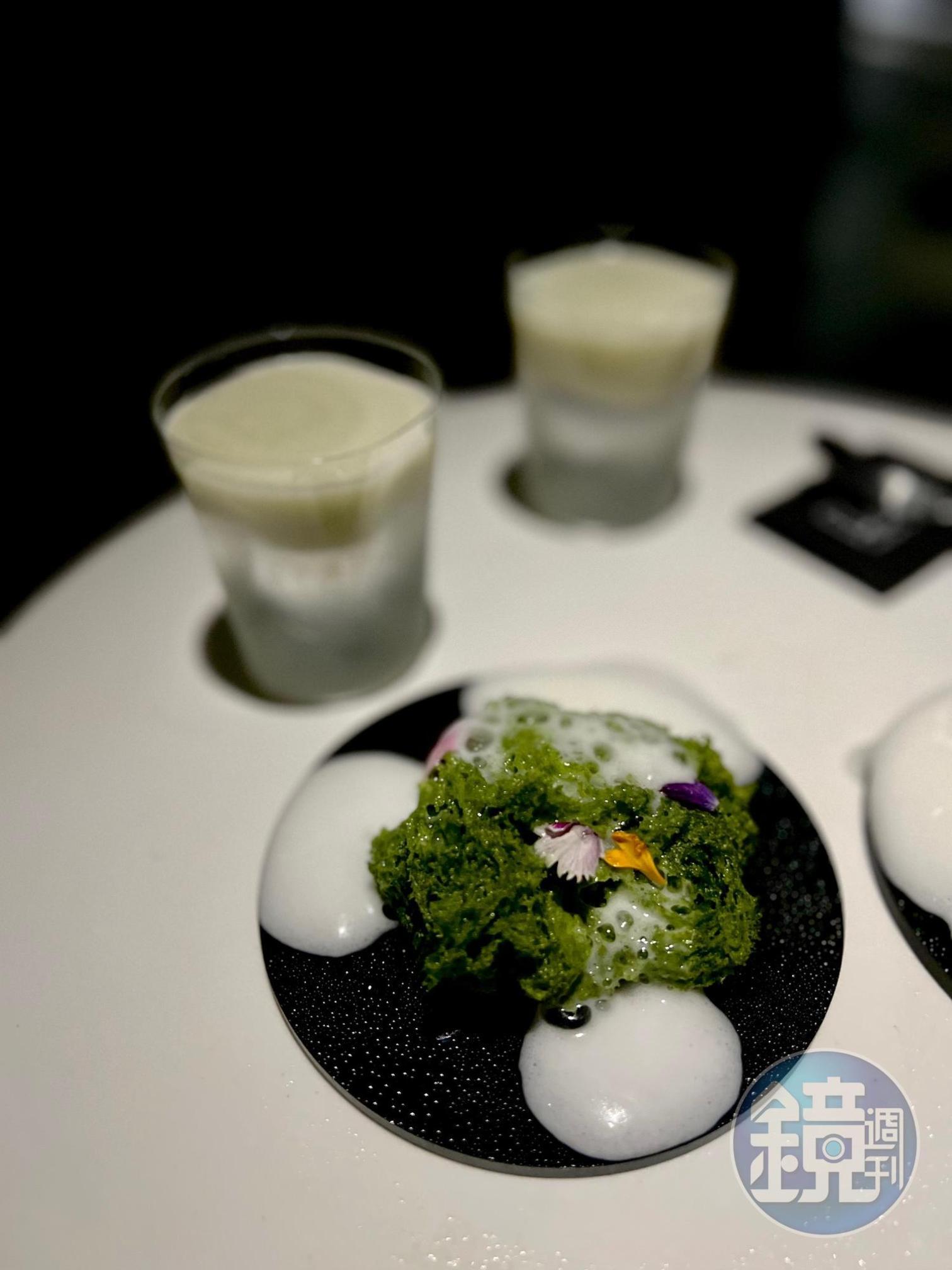 抹茶海綿蛋糕擠上葡萄柚、接骨木慕絲。